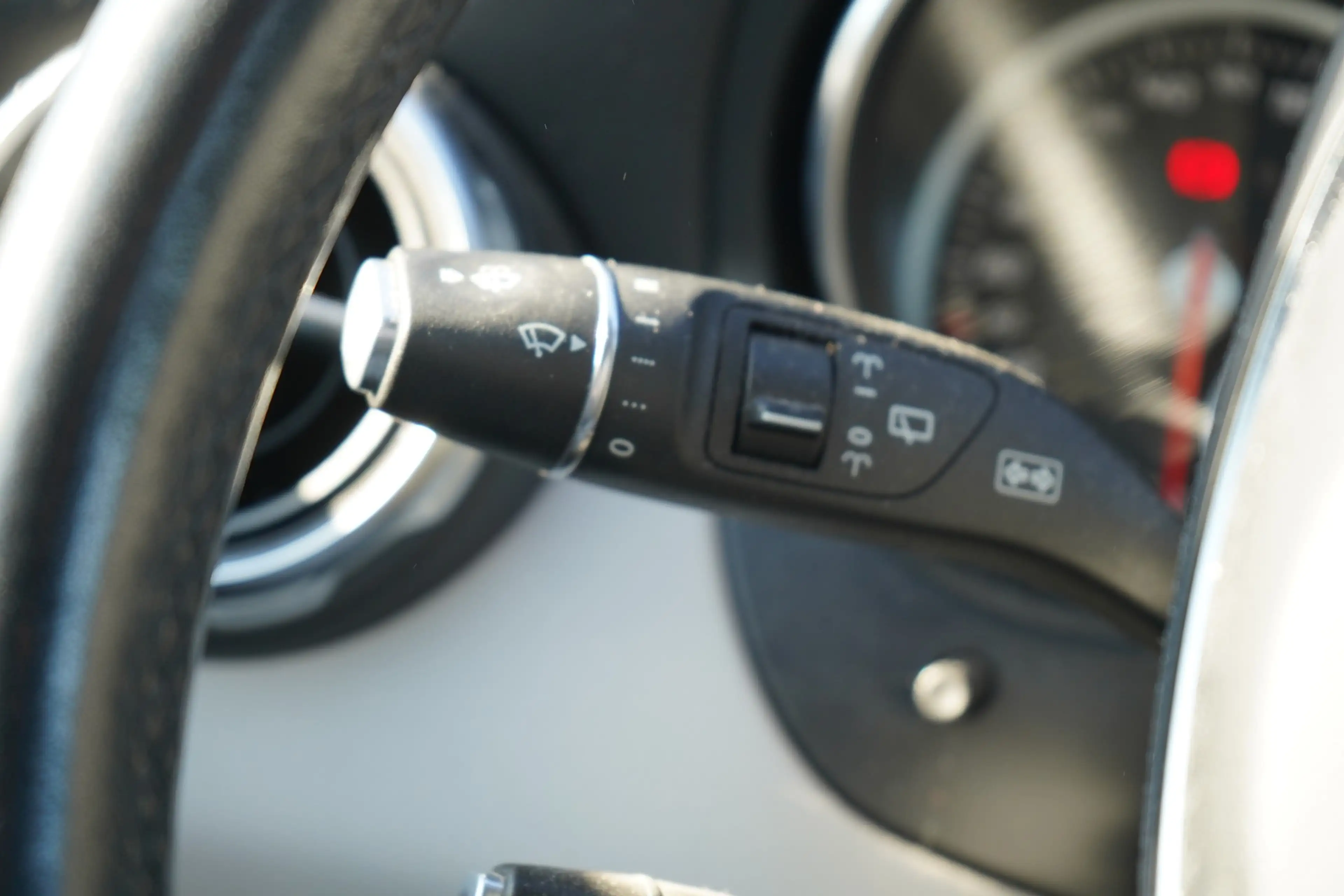 Mercedes-Benz GLA 180 LED Navi Tempomat Sitzheizung Teilleder — photo 15