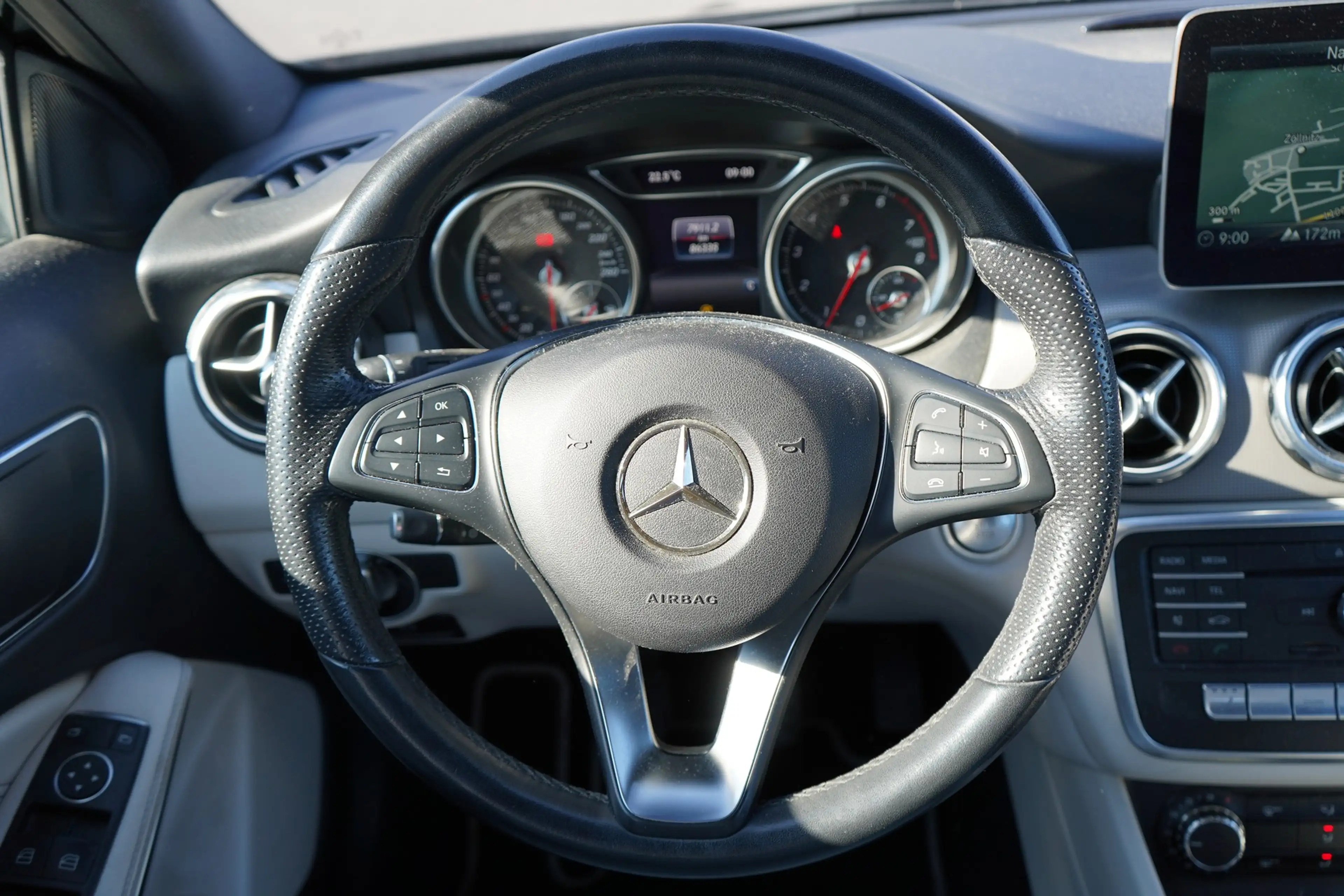 Mercedes-Benz GLA 180 LED Navi Tempomat Sitzheizung Teilleder — photo 12