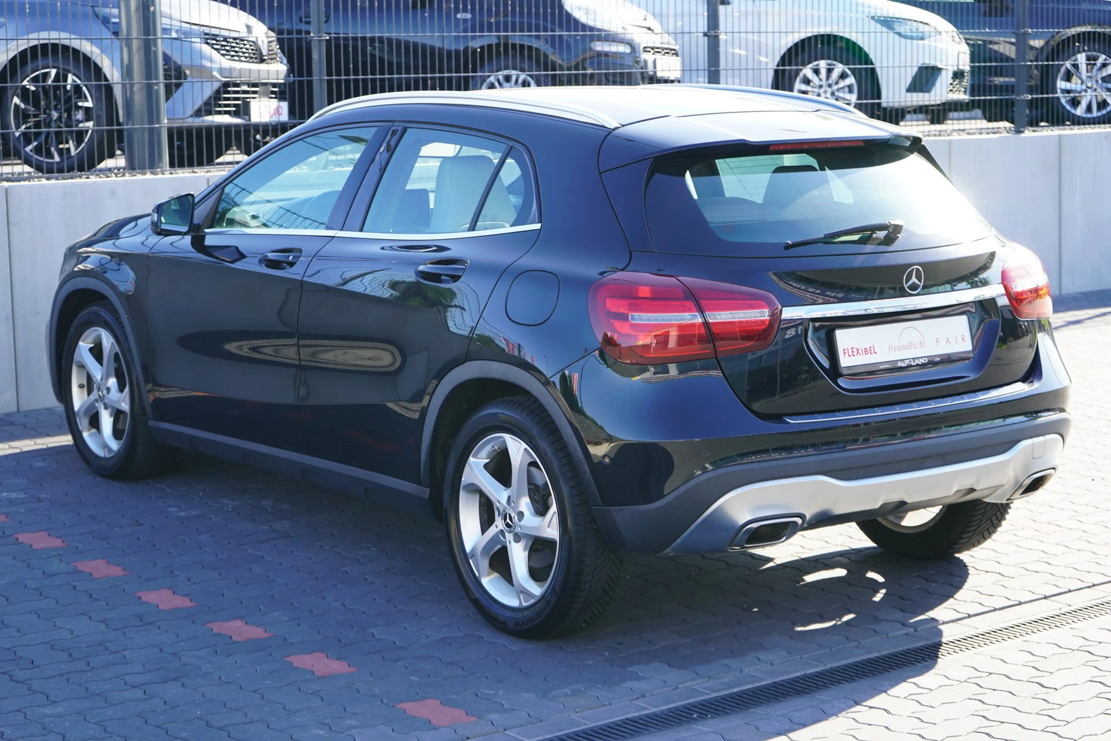 Mercedes-Benz GLA 180 LED Navi Tempomat Sitzheizung Teilleder — photo 2