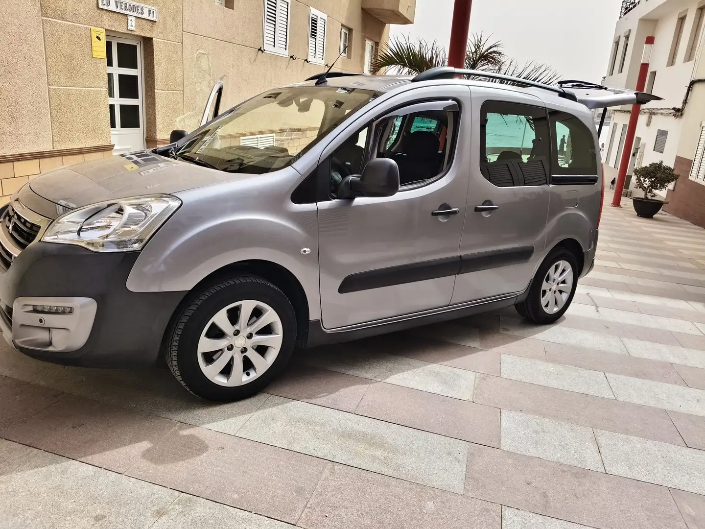 Peugeot Partner Partner Tepee 1.6BlueHDI Adventure Ed. 100 Adventure Ed. Gris - 2