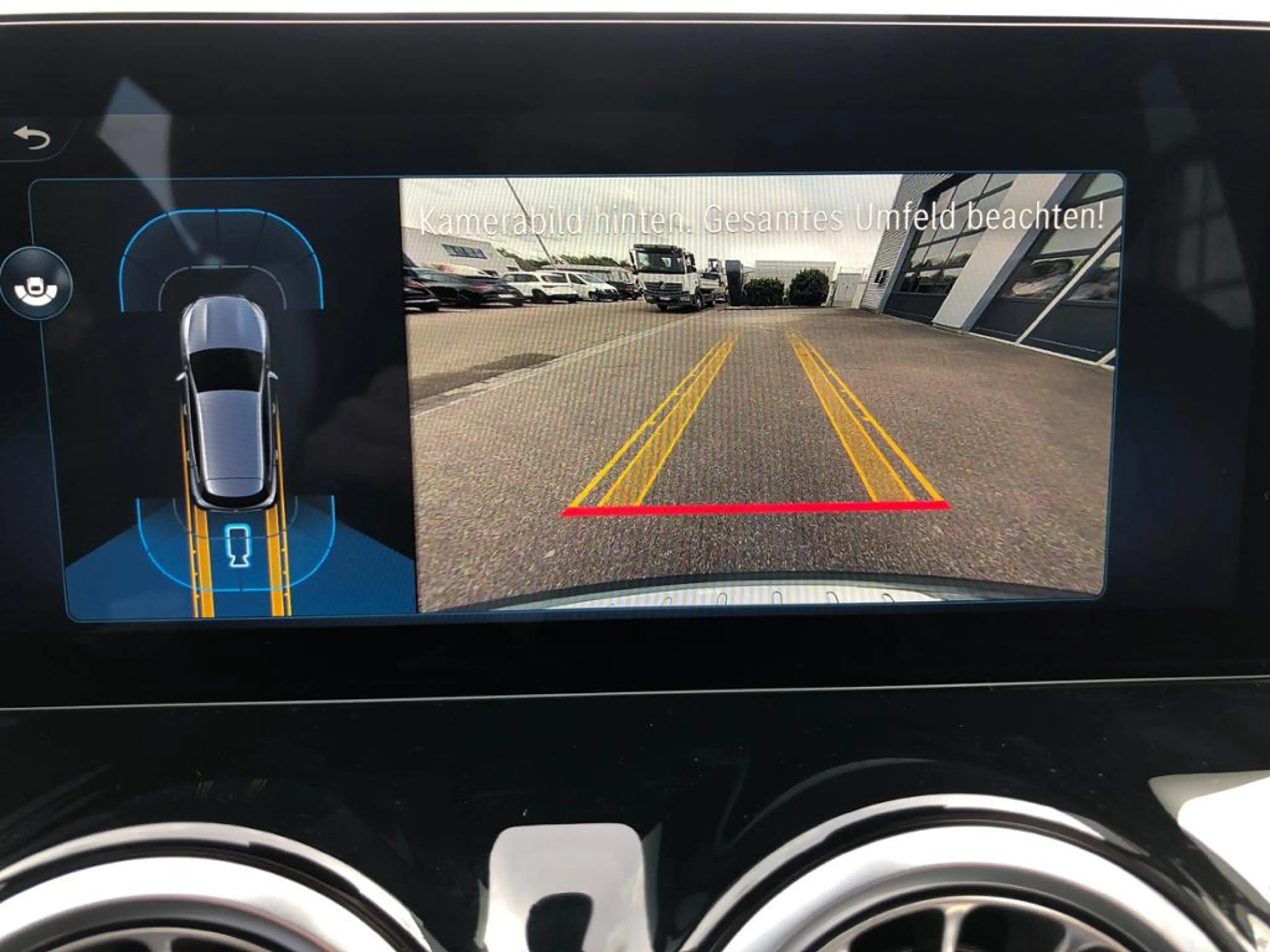 Mercedes-Benz GLA 180 MBUX+Progressive+Wide+Cam+LED+Navi+AUT — photo 11