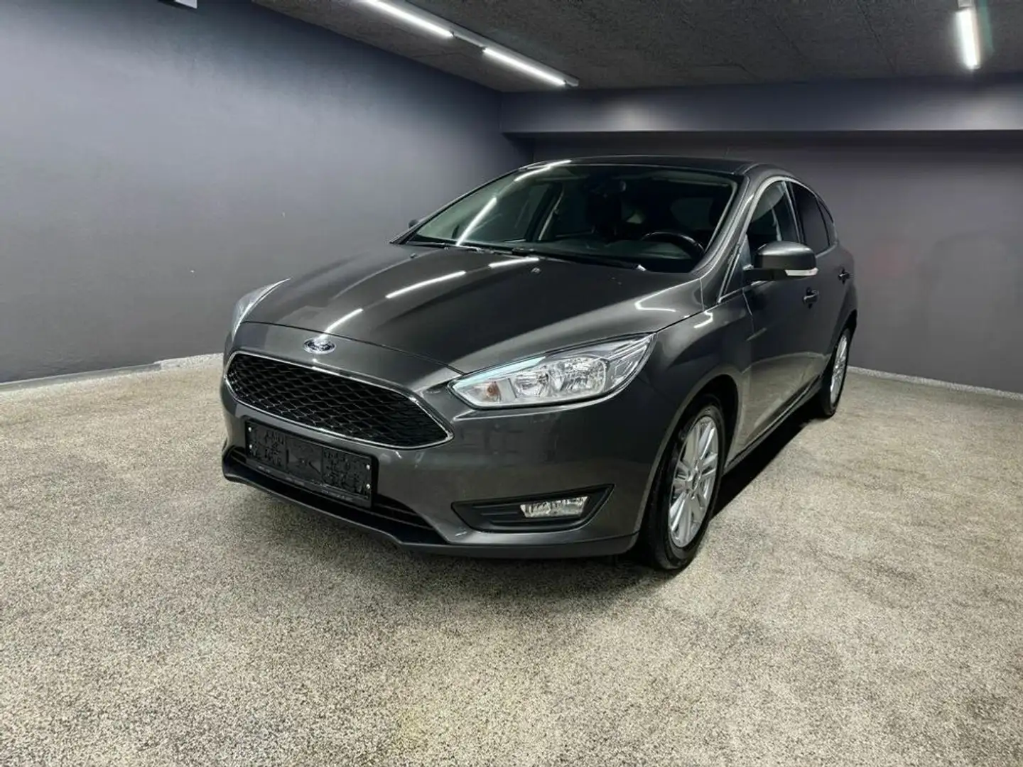 Ford Focus Trend Grau - 1