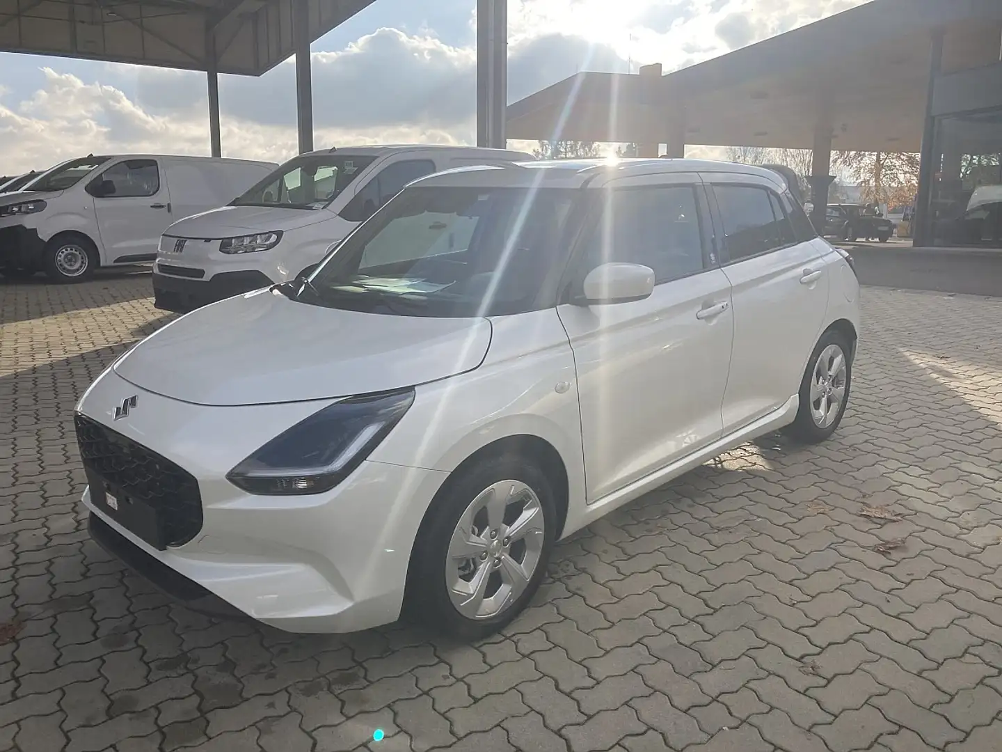 Suzuki Swift 1,2 Hybrid Shine Weiß - 1