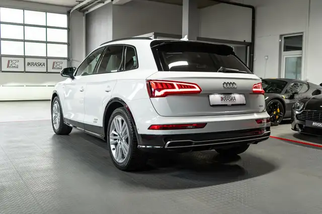 Audi Q5 view 11