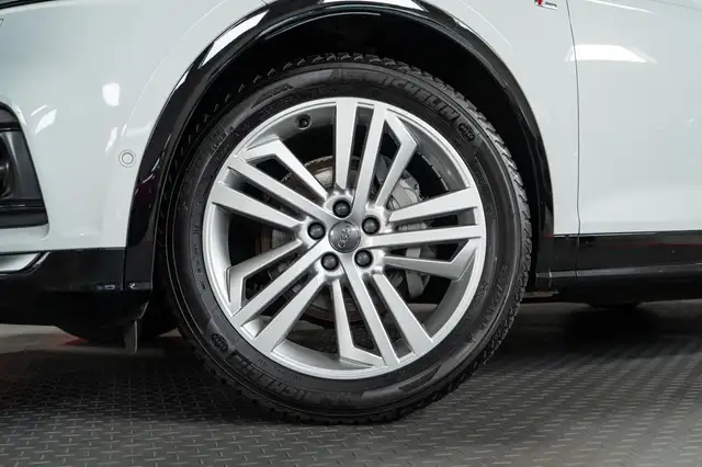 Audi Q5 view 3