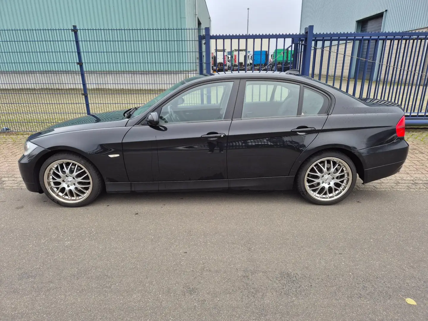 BMW 318 3-serie 318i AUT. *EINDEJAARS AANBIEDING!!! Schwarz - 2