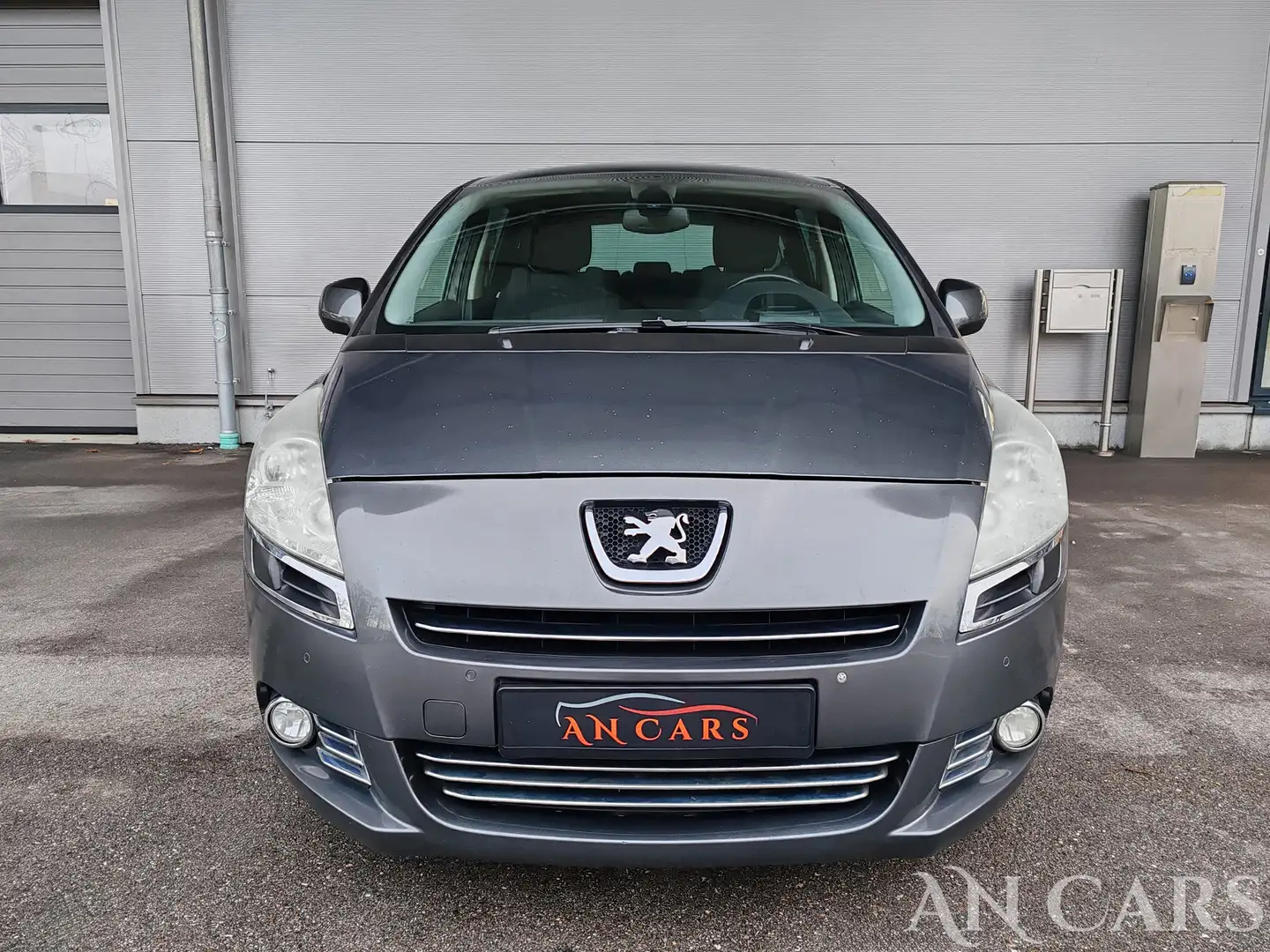 Peugeot 5008 7Sitze Navi Head-up PDC Panorama Video TUV 11.2026 Grau - 2