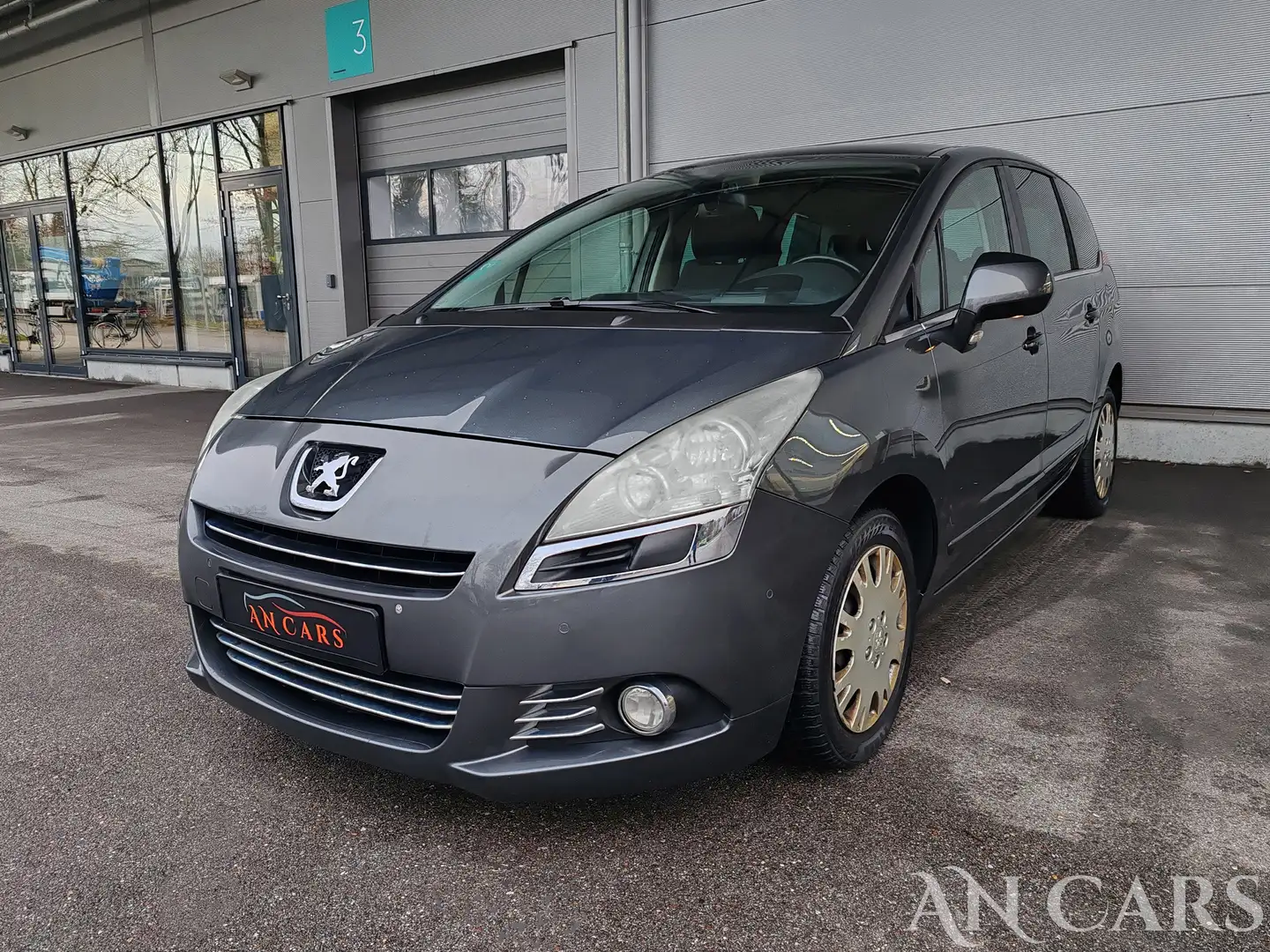 Peugeot 5008 7Sitze Navi Head-up PDC Panorama Video TUV 11.2026 Grau - 1