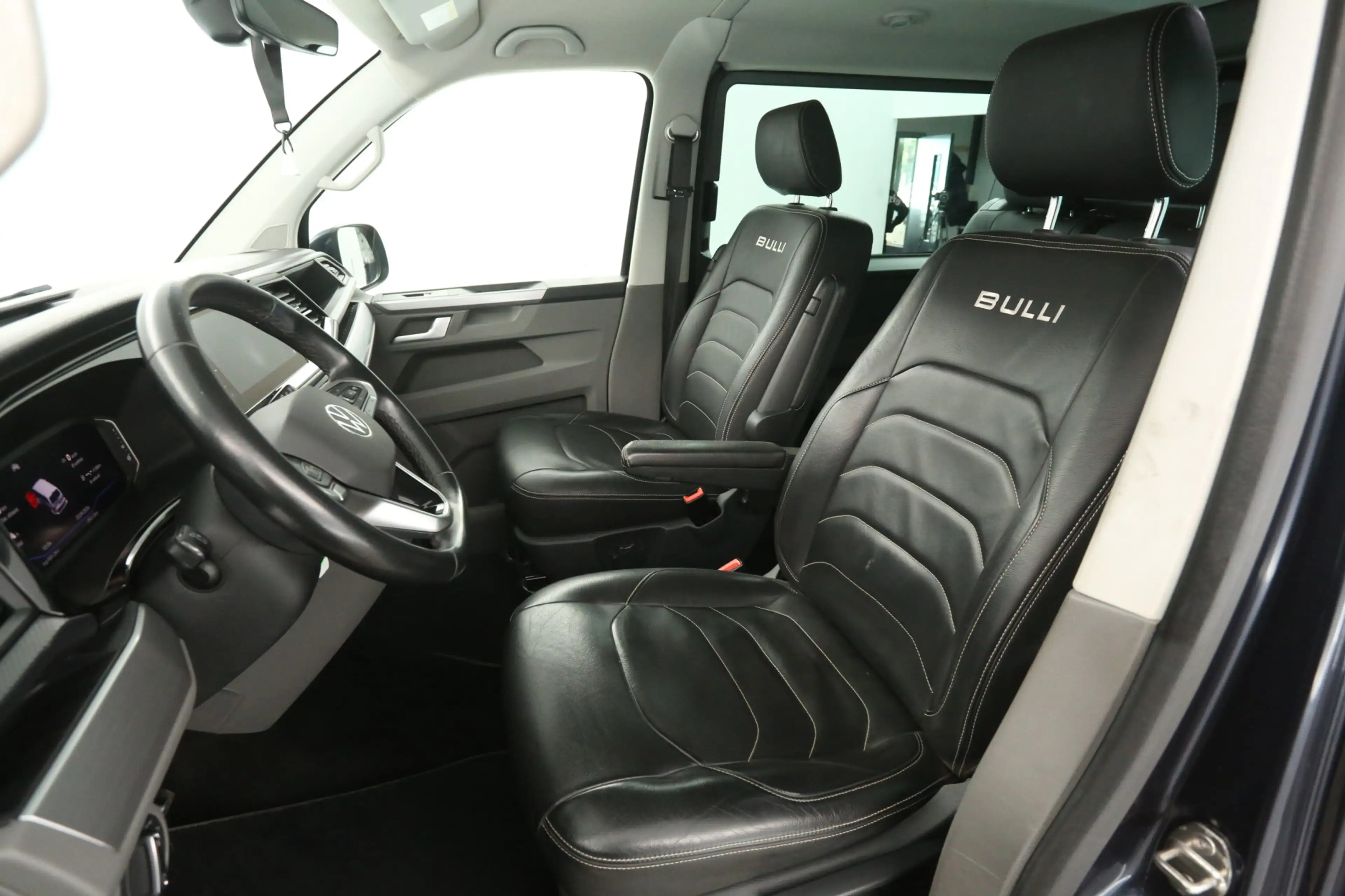 Volkswagen T6.1 Transporter 2.0 TDI Bulli L2H1 Leighton Edition 204PK | Dubbel — photo 11