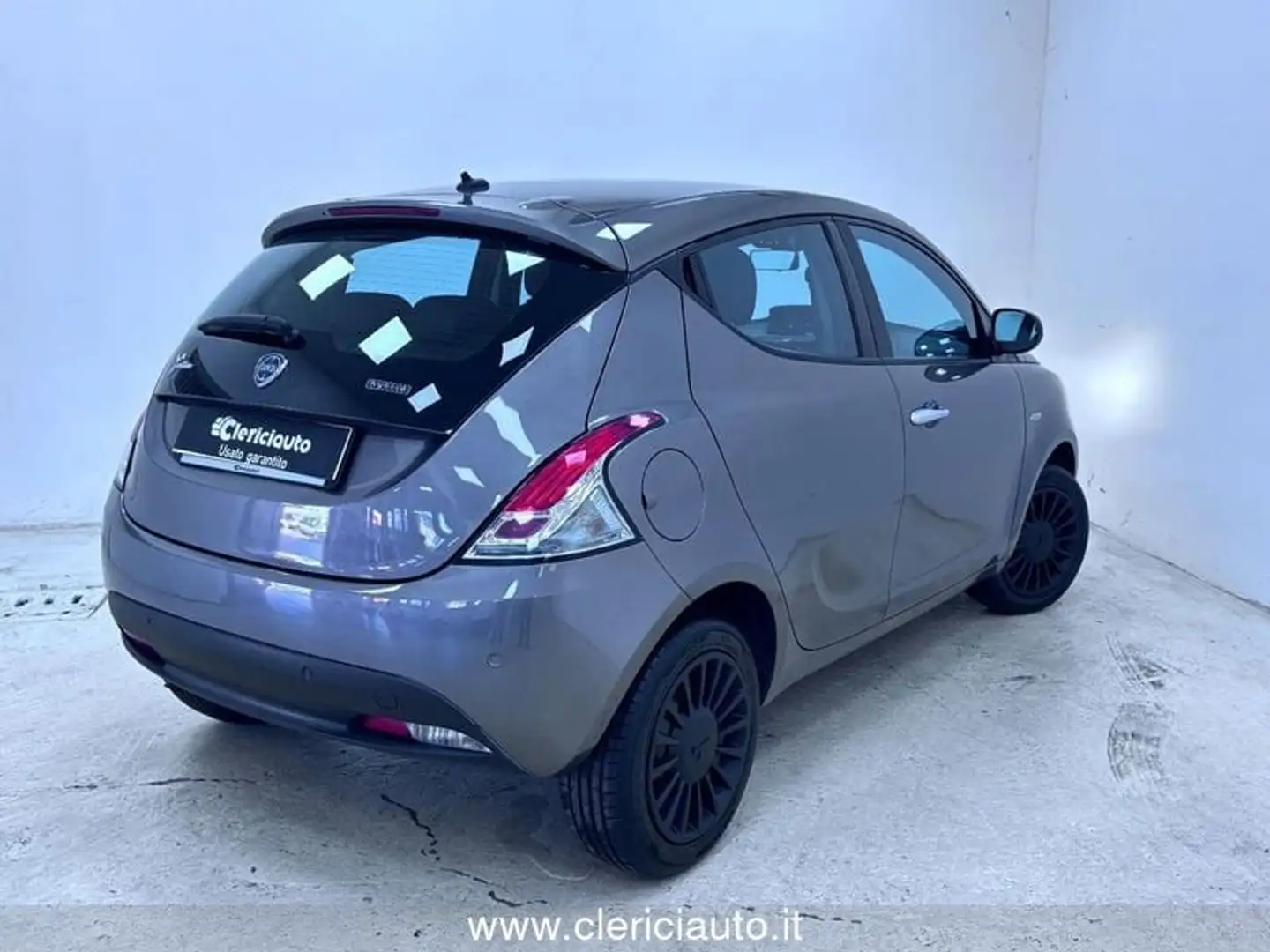 Lancia Ypsilon 1.0 FireFly 5 porte S&S Hybrid Ecochic Silver Grigio - 2