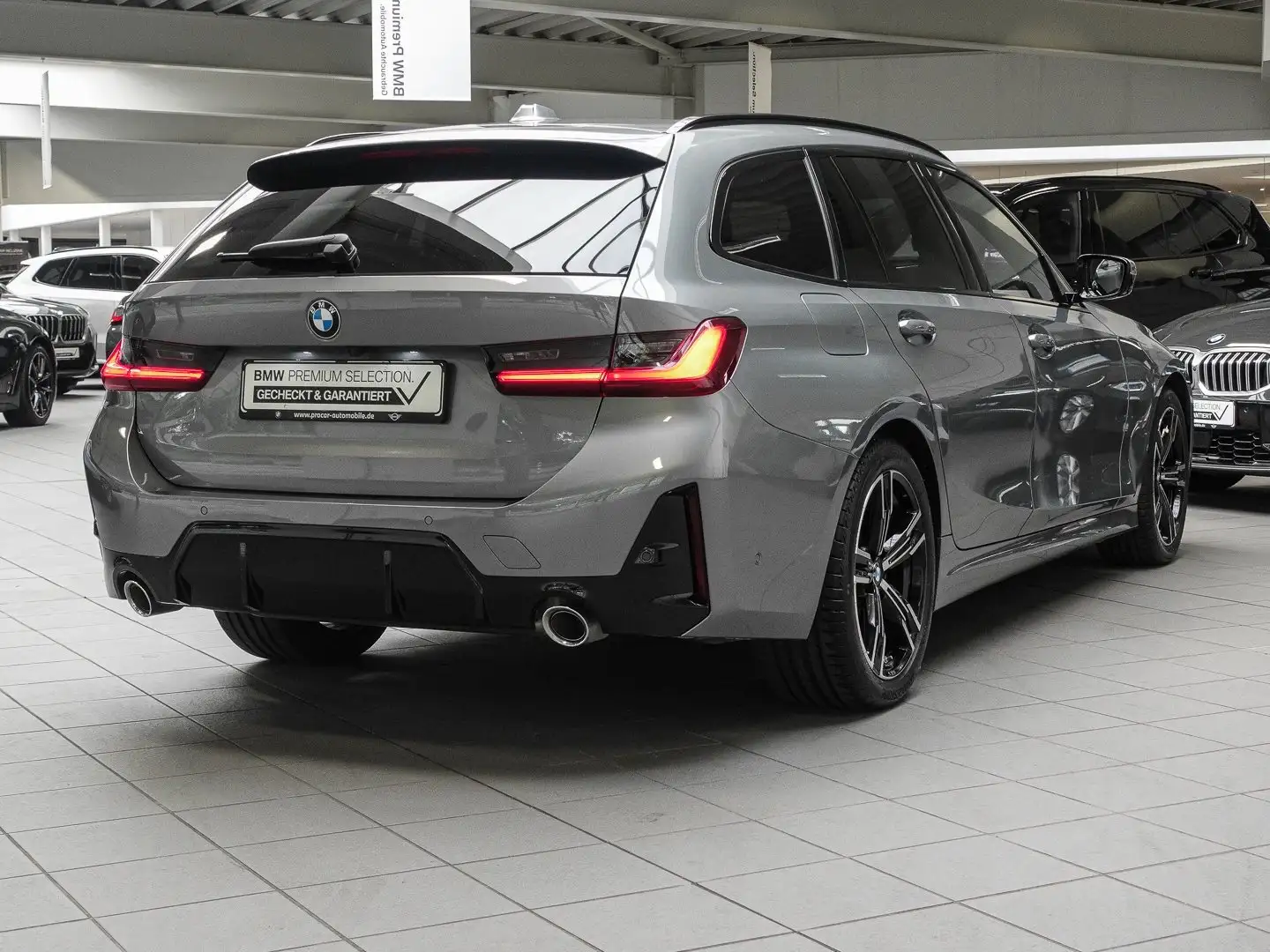BMW 318 i Touring+MSPORT+RFK+LCPROF+HEAD-UP+DRIVASS+ADAPT. Grijs - 2