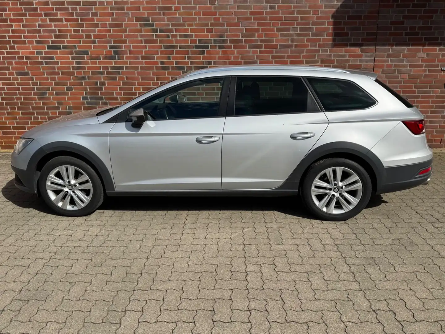 SEAT Leon X-PERIENCE 1.8 TSI 132kW S.&S. 4Dri. DSG Argent - 1
