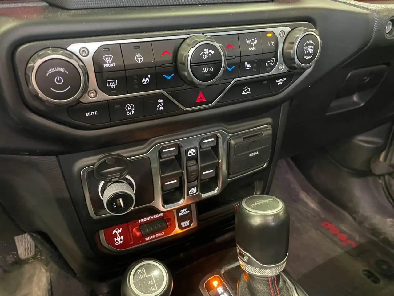Jeep Gladiator снимка Jeep Gladiator