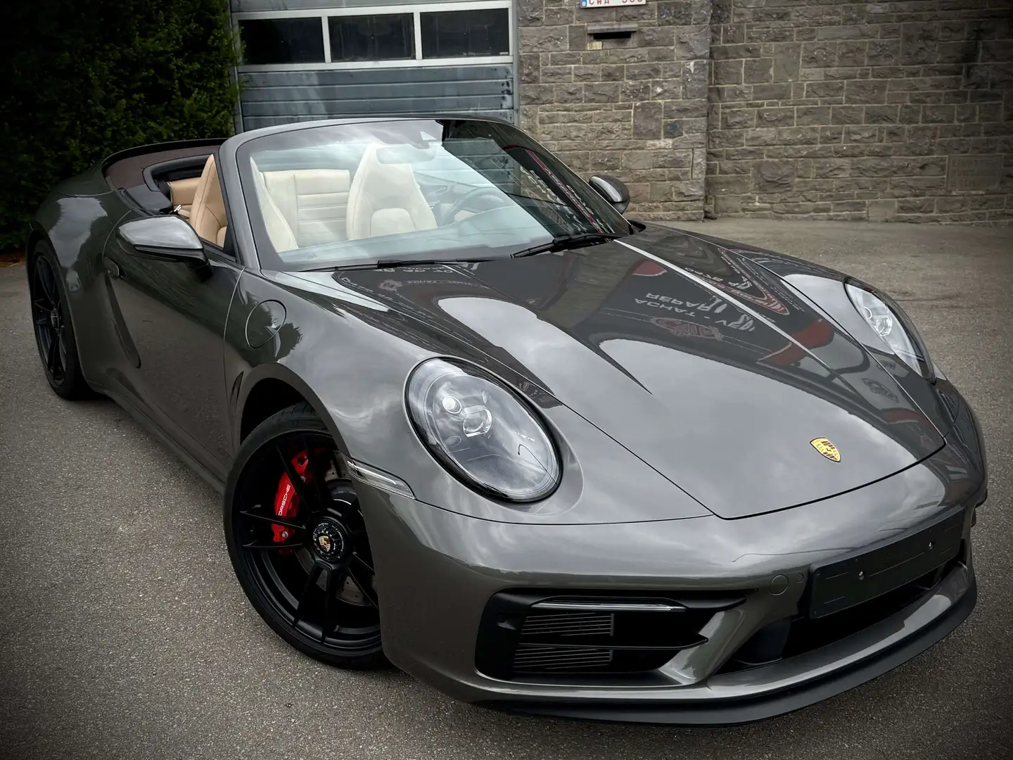 Porsche 992 Carrera 4 GTS Cabrio. Gris - 1