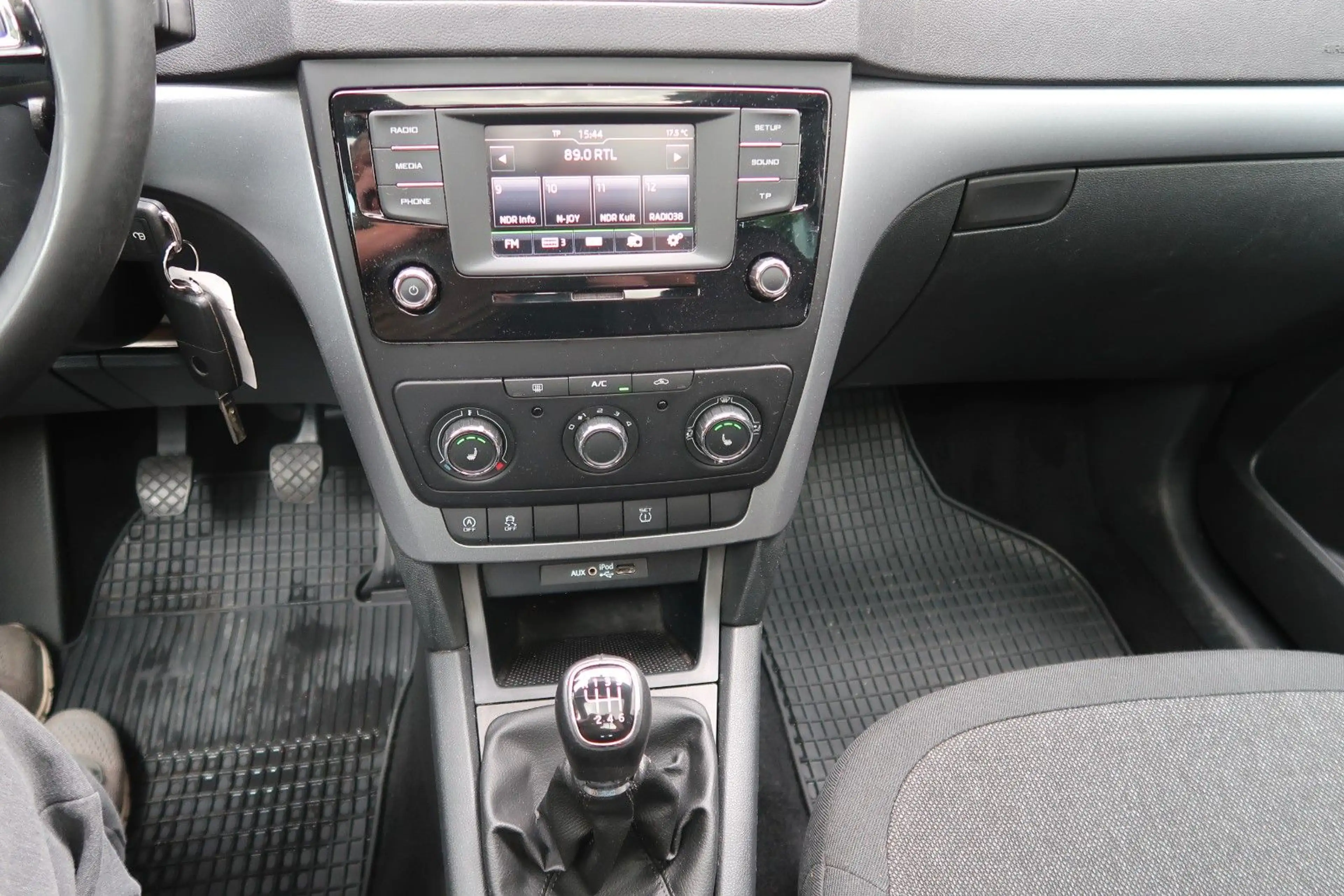 Skoda Yeti Active|1.Hand|S.Heft|Panorama|Euro 6 — photo 14