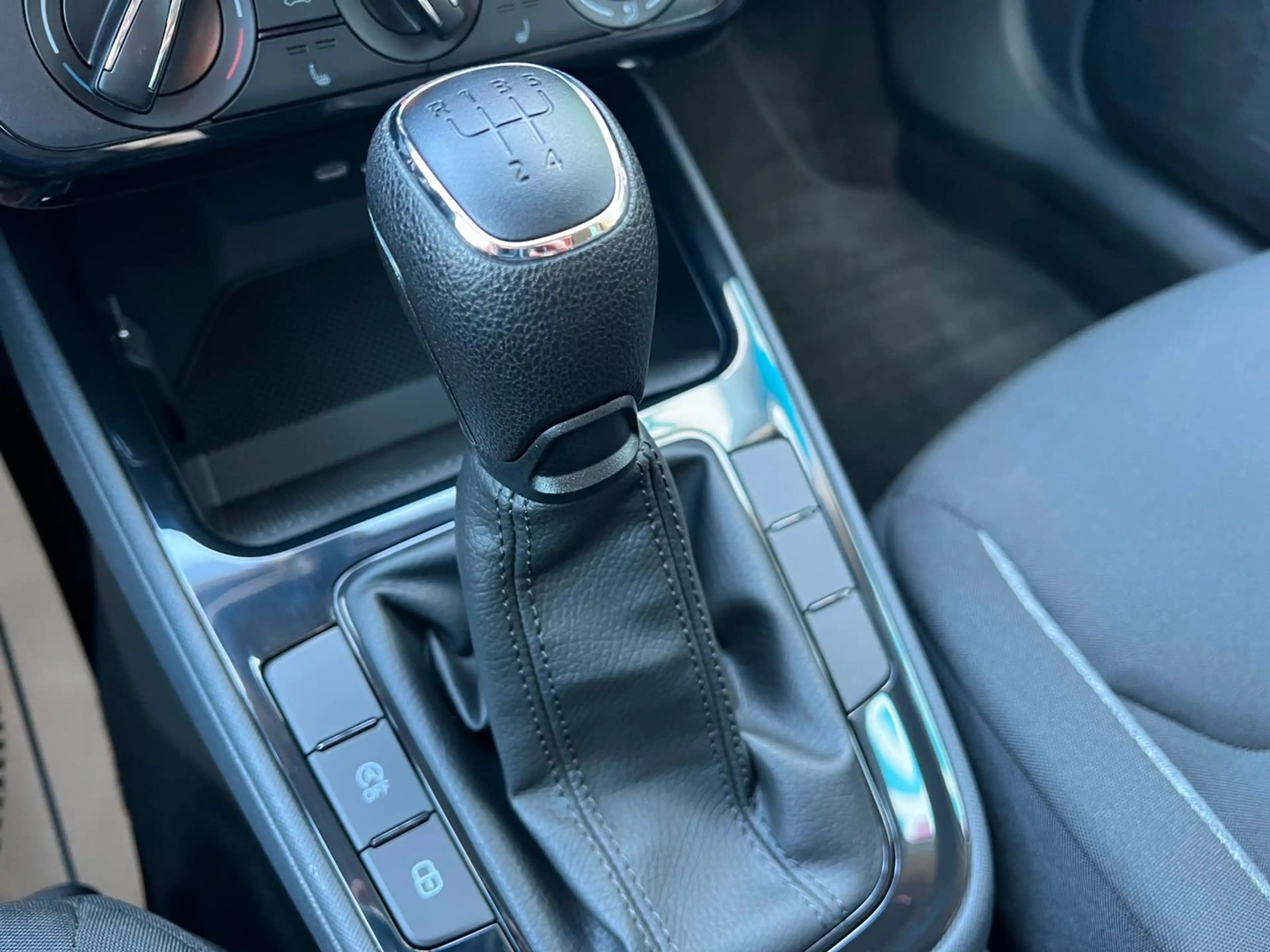 Skoda Fabia Essence TSI — photo 12