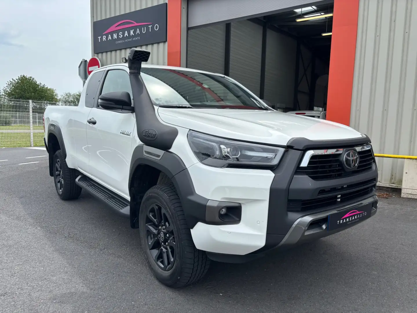 Toyota Hilux INVINCIBLE Biały - 1