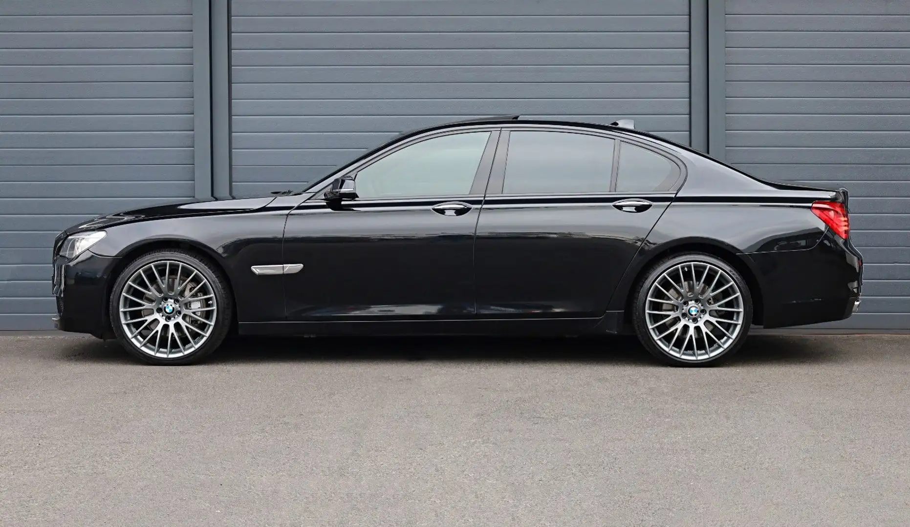 BMW 740 i M Paket/HUD/HK/SHZ/SBL/KAMERA/R21/R19 Fekete - 2