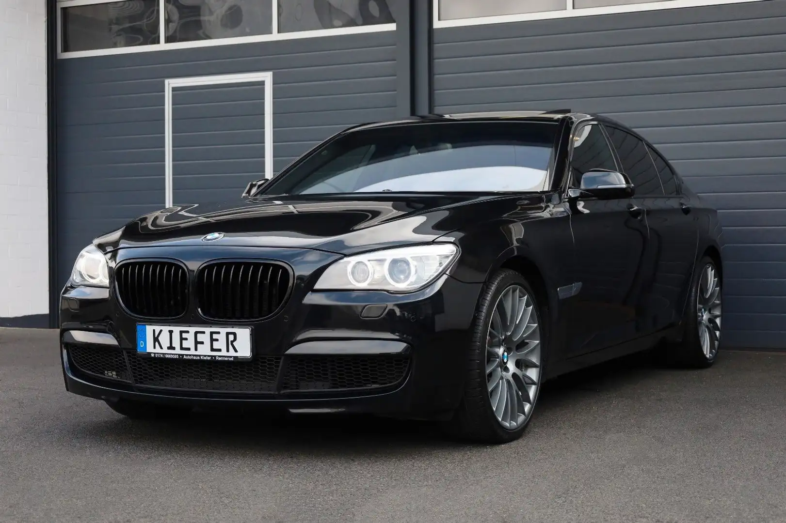 BMW 740 i M Paket/HUD/HK/SHZ/SBL/KAMERA/R21/R19 Fekete - 1