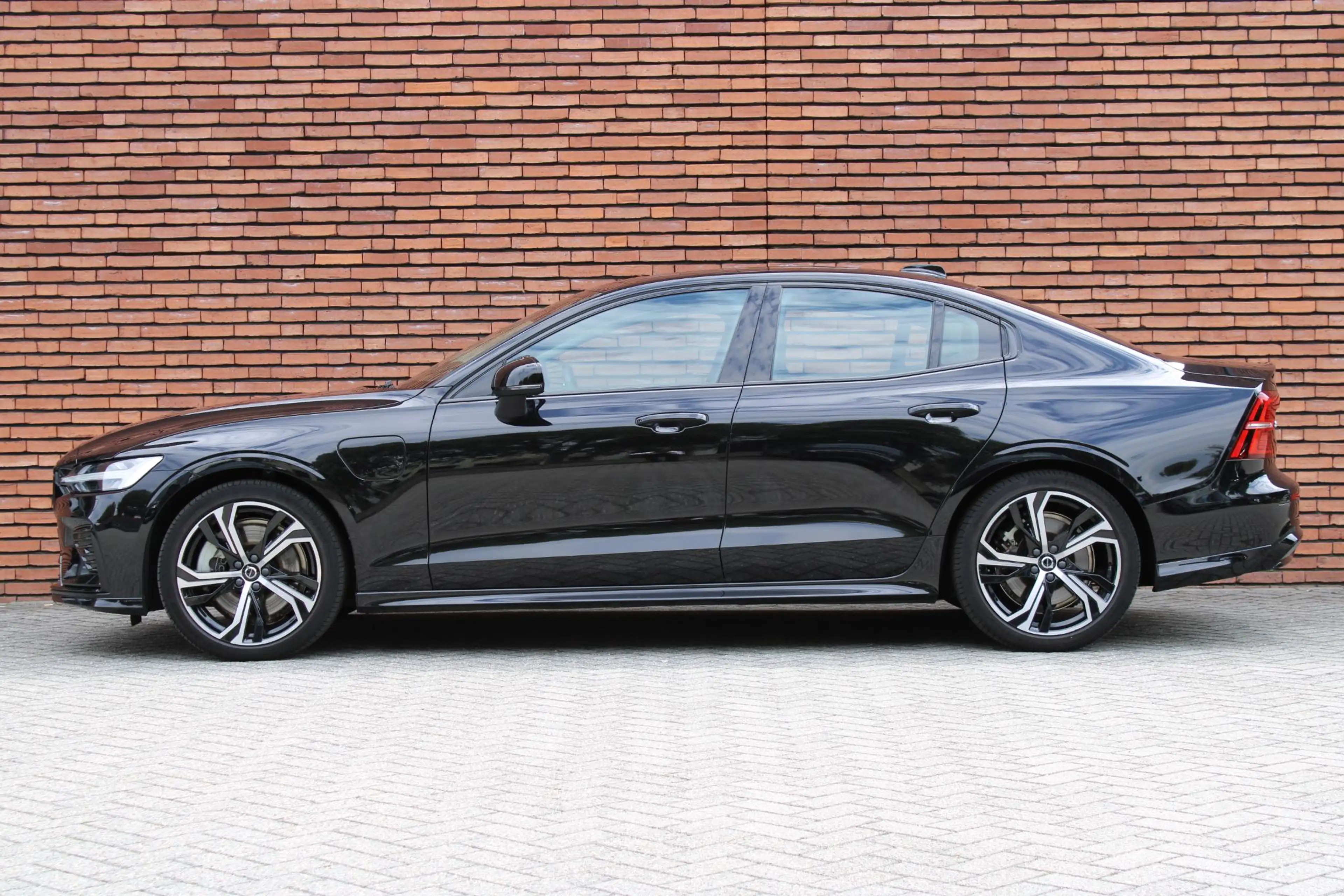 Volvo S60 Recharge T6 AWD Ultimate Dark | Panoramisch schuif — photo 9