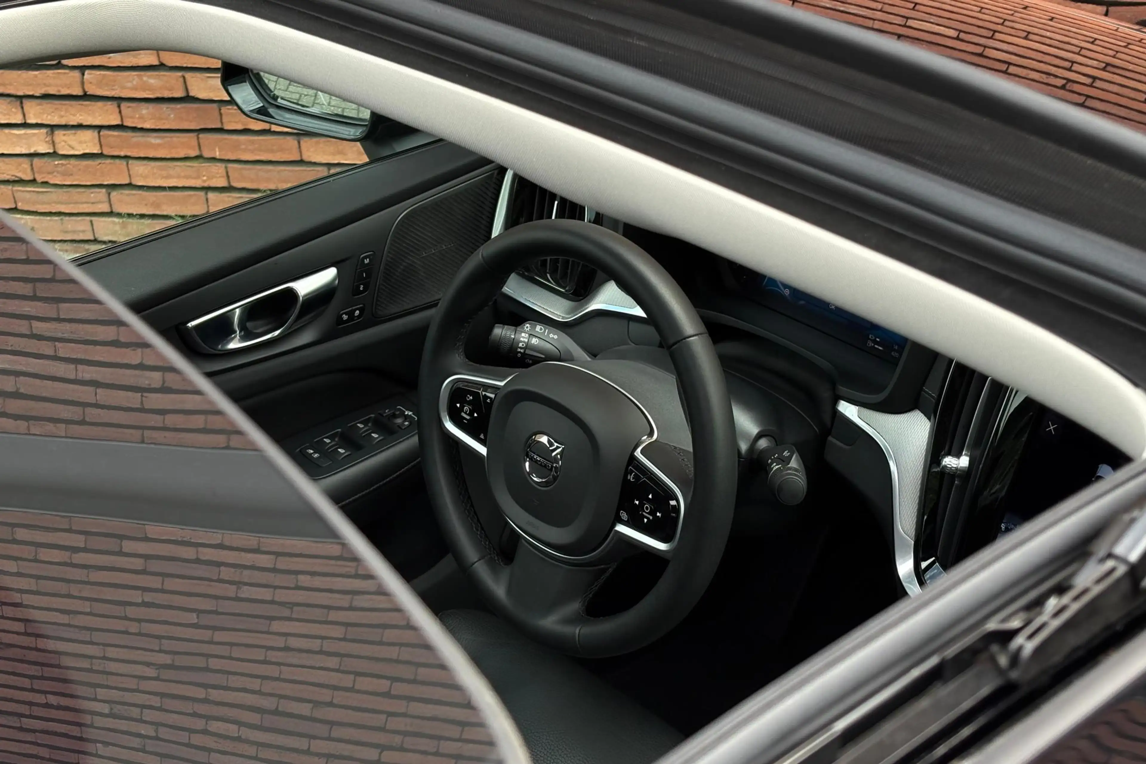 Volvo S60 Recharge T6 AWD Ultimate Dark | Panoramisch schuif — photo 10