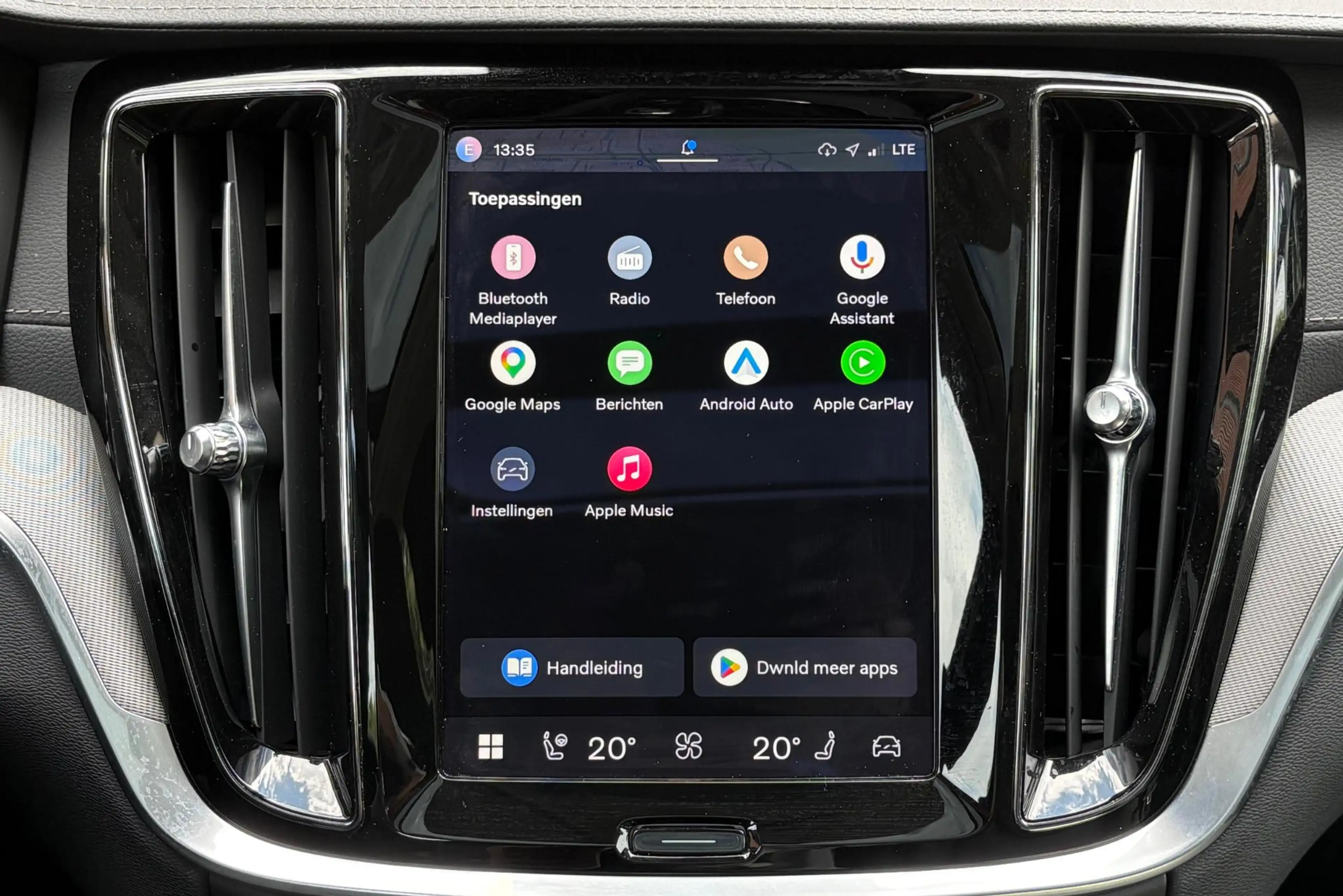 Volvo S60 Recharge T6 AWD Ultimate Dark | Panoramisch schuif — photo 14