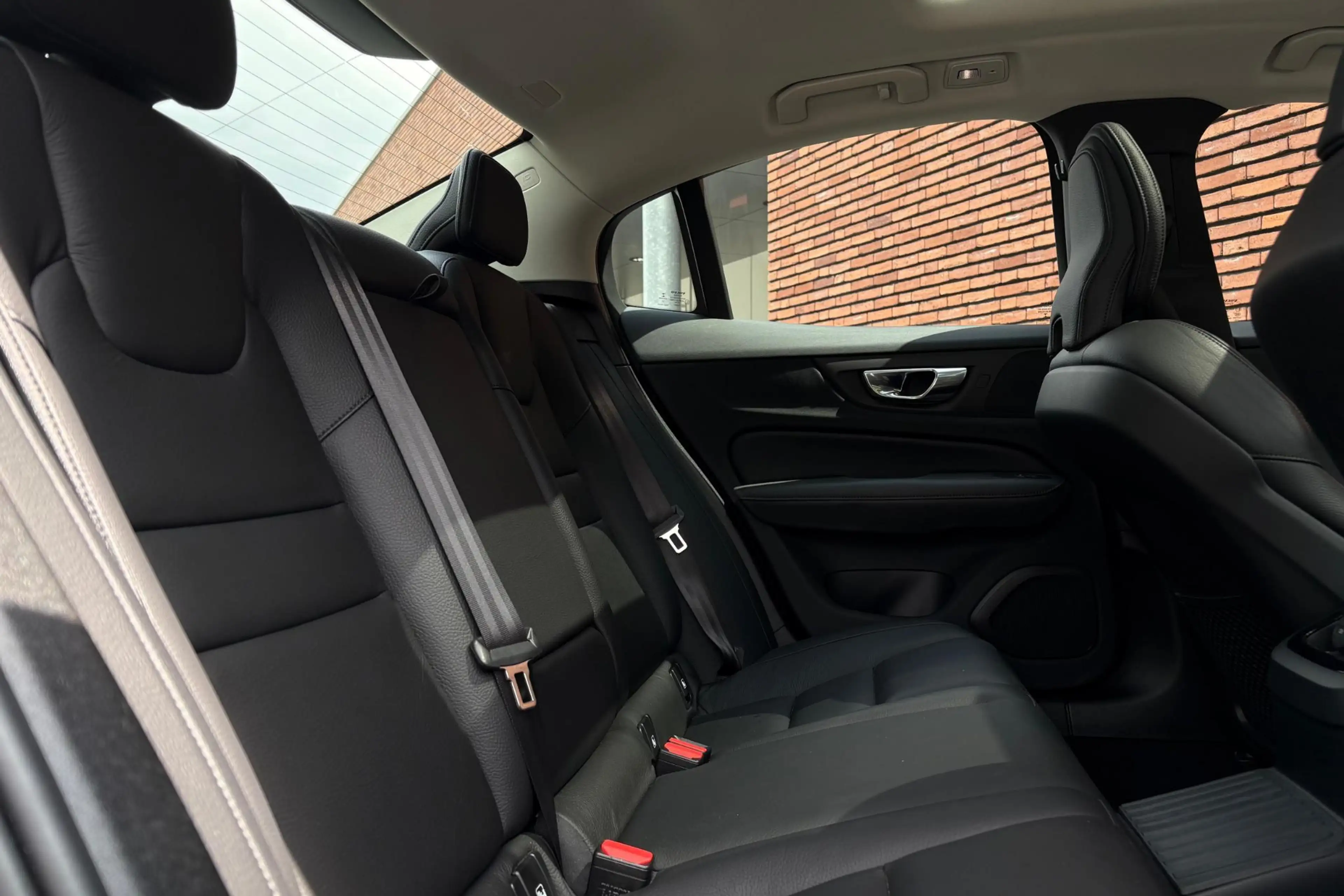 Volvo S60 Recharge T6 AWD Ultimate Dark | Panoramisch schuif — photo 7