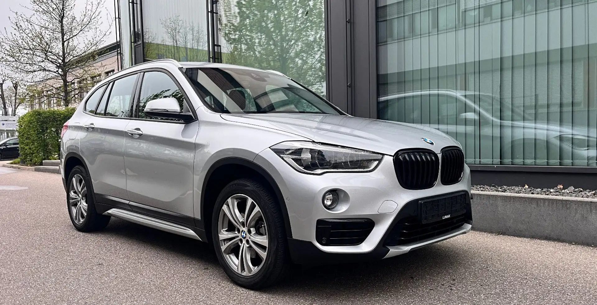 BMW X1 xDrive 18 d Sport Line*Autom*LED*HIFI*1Hand* Silber - 1