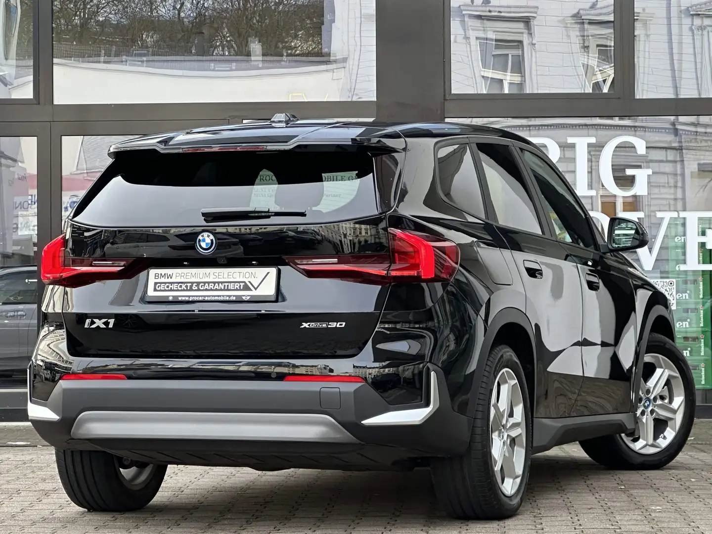 BMW iX1 xDrive30 Navi LED DA PA RFK Standh. DAB Shz Schwarz - 2