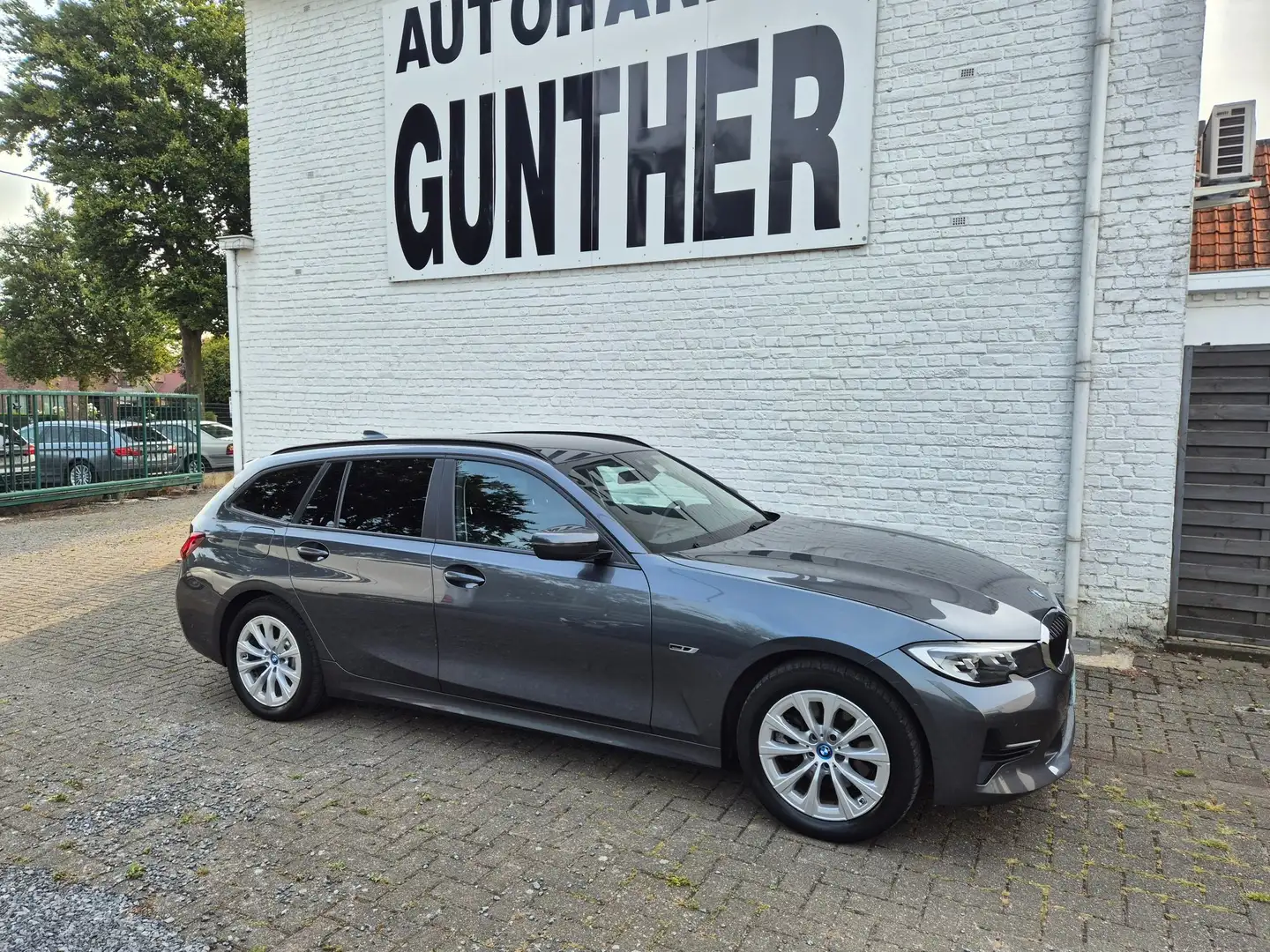 BMW 320 320e Touring AUTOMAAT - HYBRID Grijs - 1