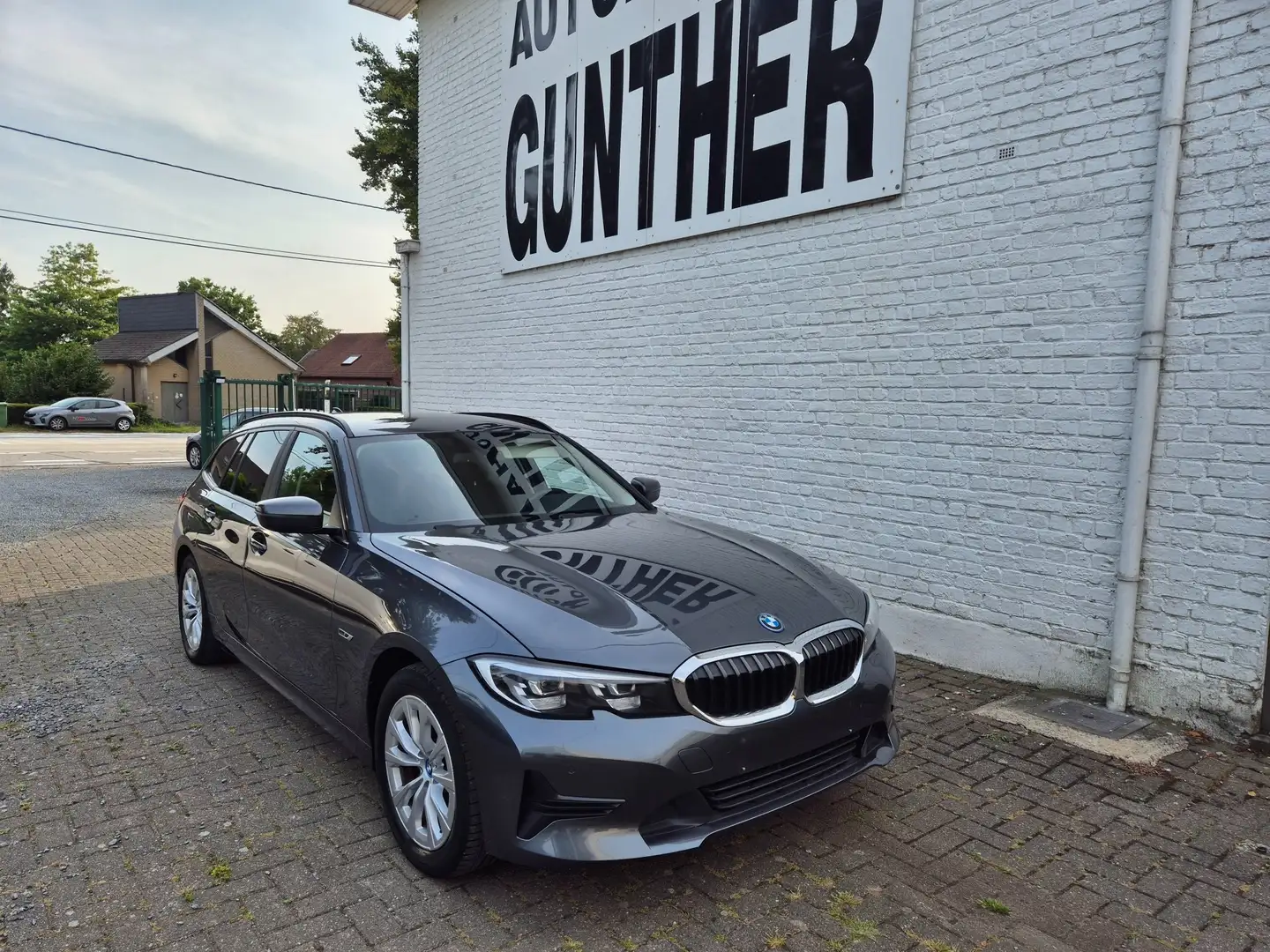 BMW 320 320e Touring AUTOMAAT - HYBRID Grijs - 2