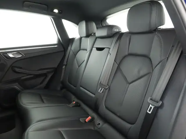 Porsche Macan view 11