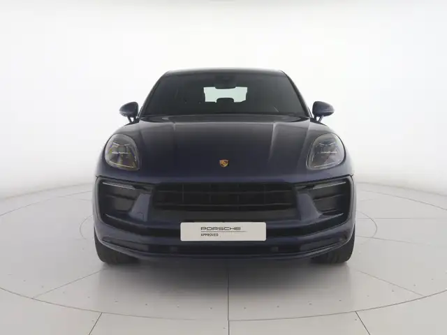 Porsche Macan view 3