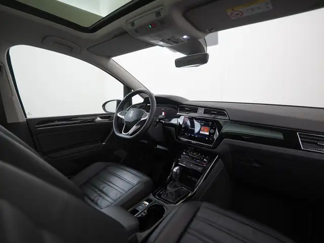 Volkswagen Touran view 2