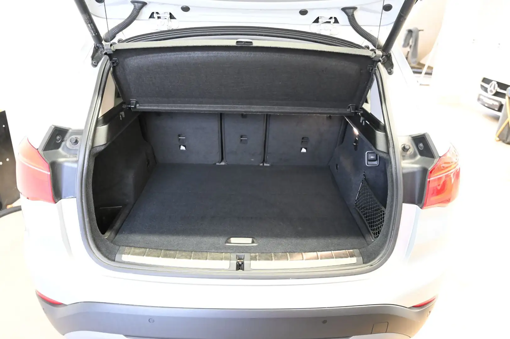 BMW X1 sDrive16d Sport Line (EURO 6d-TEMP) Silber - 2