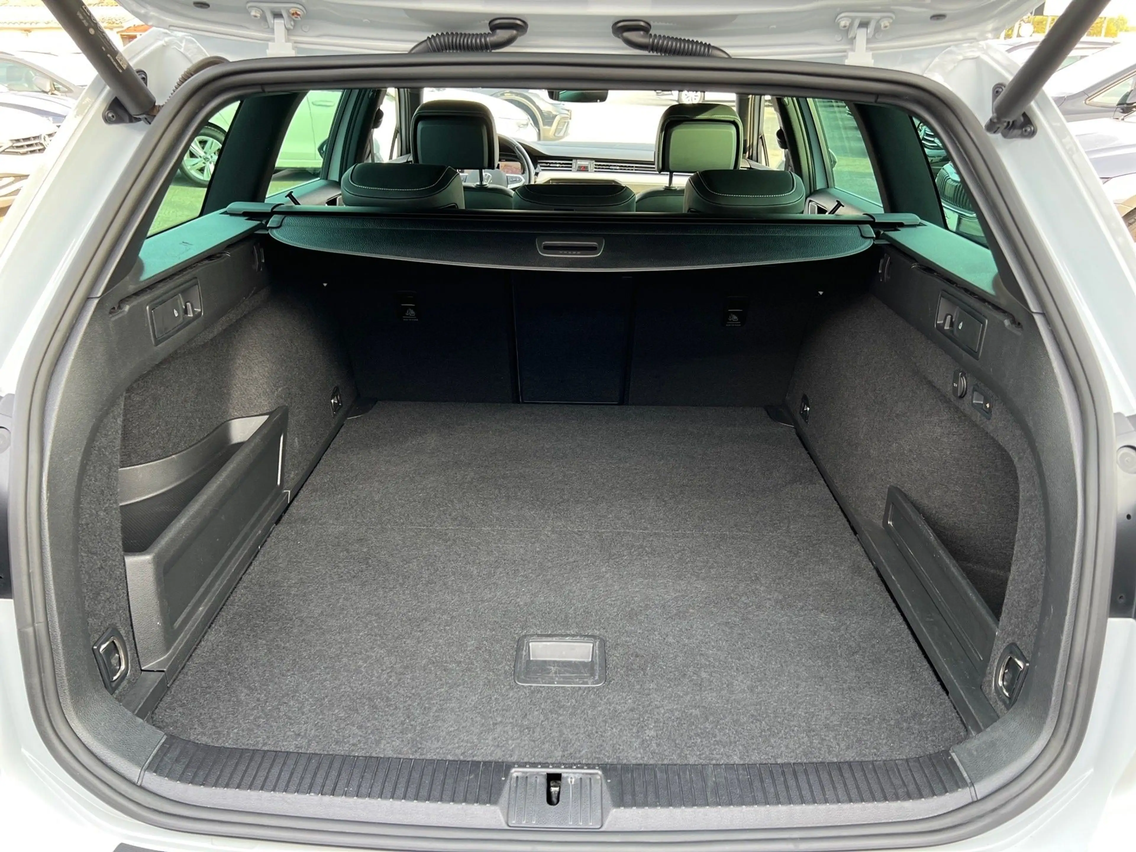Volkswagen Passat Variant Elegance 2,0 SCR TDI DSG — photo 15
