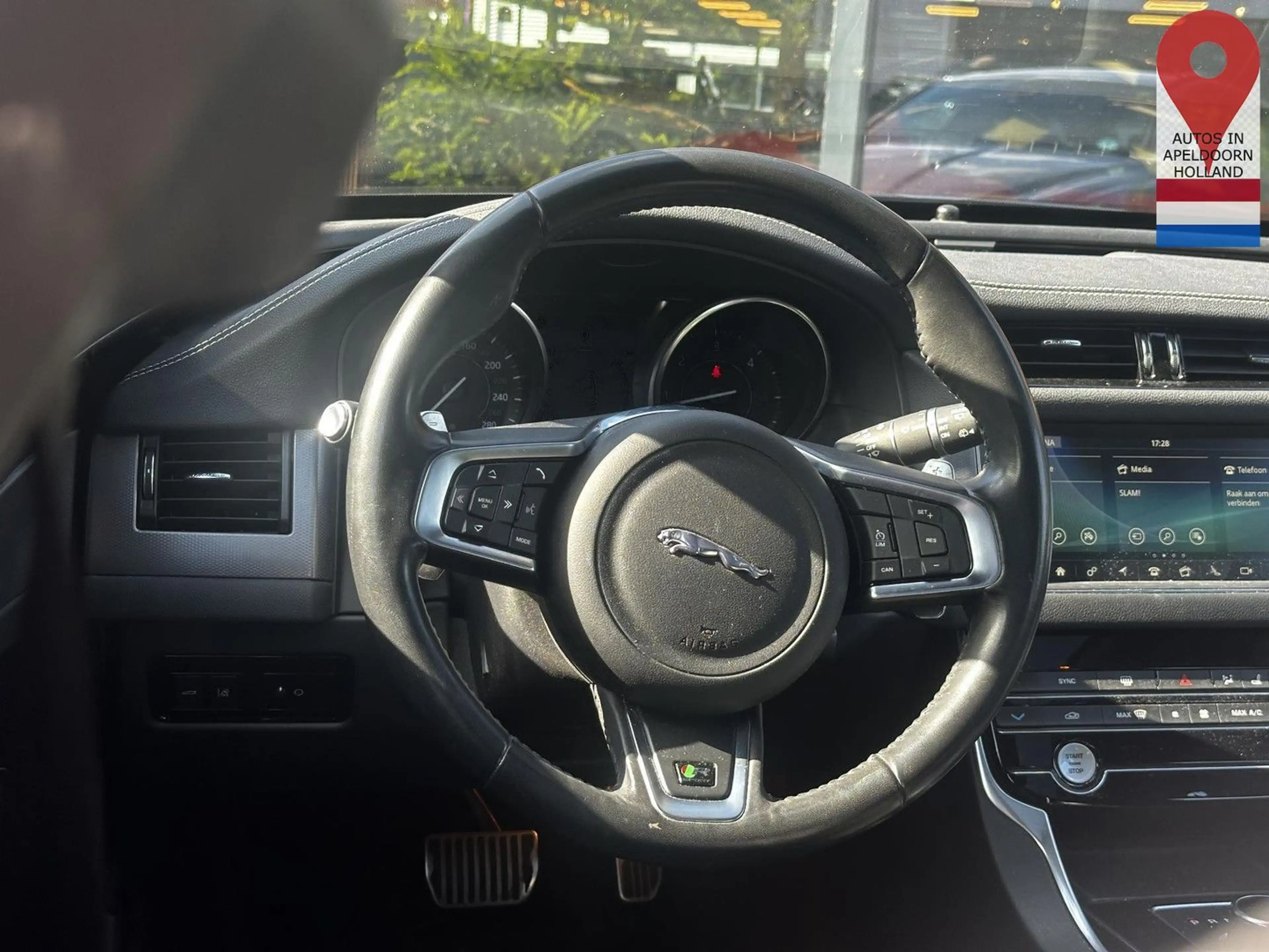 Jaguar XF Sportbrake 2.0d Chequered Flag R Sport panora — photo 11