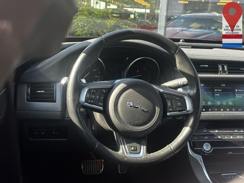 Jaguar XF Sportbrake 2.0d Chequered Flag R Sport panora — photo 11