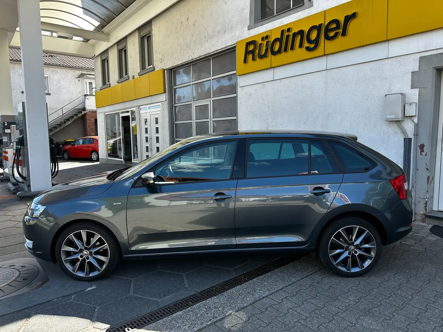 Skoda Rapid/Spaceback Drive DSG XENON PANORAMA DAB KESSY PDC Grau - 2