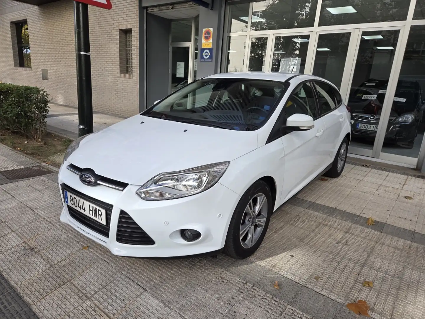 Ford Focus 1.0 Ecoboost Auto-S&S Trend 125 Weiß - 2