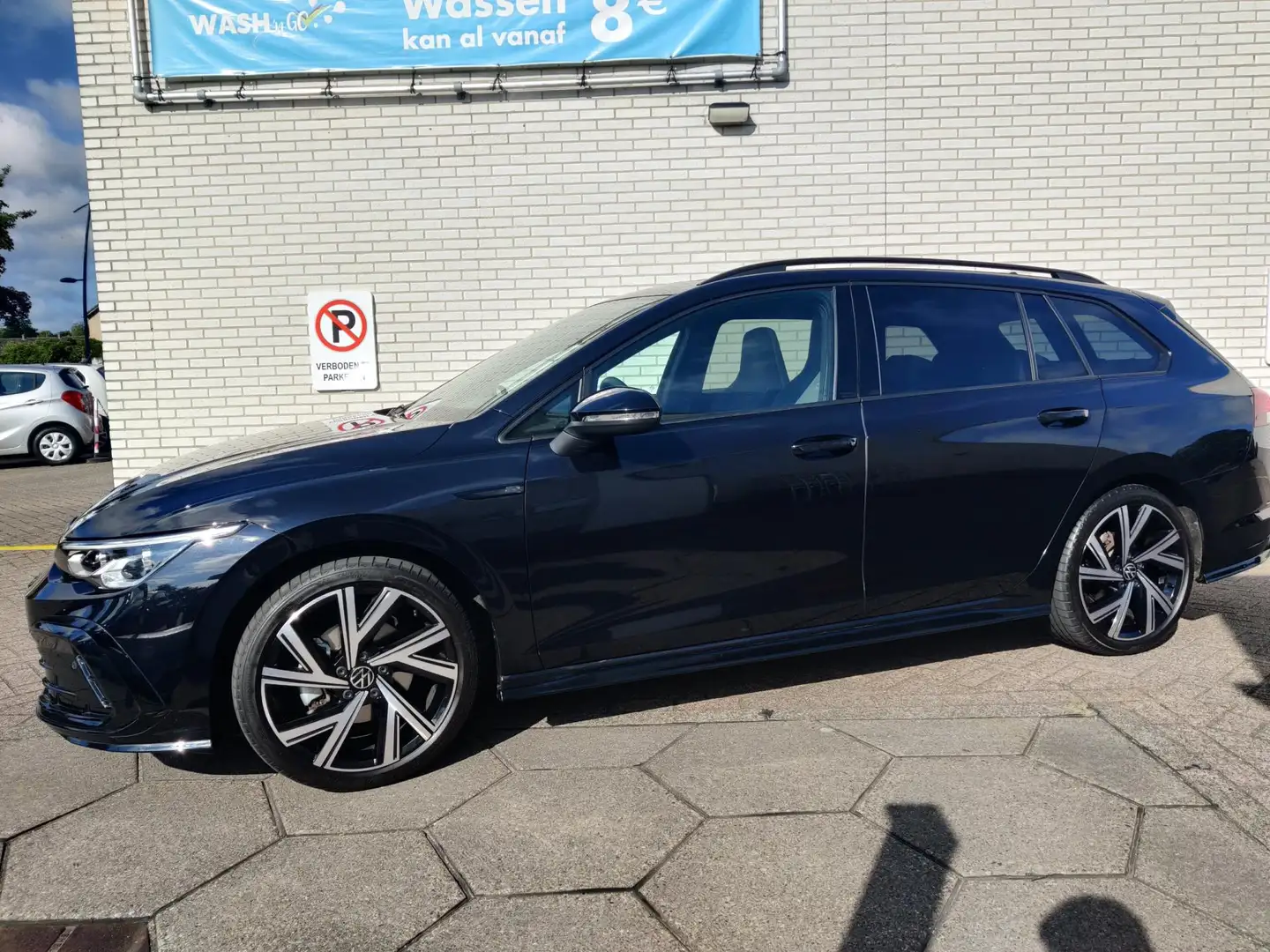 Volkswagen Golf Variant 1.5 eTSI R-Line Panoramadak! Zwart - 2