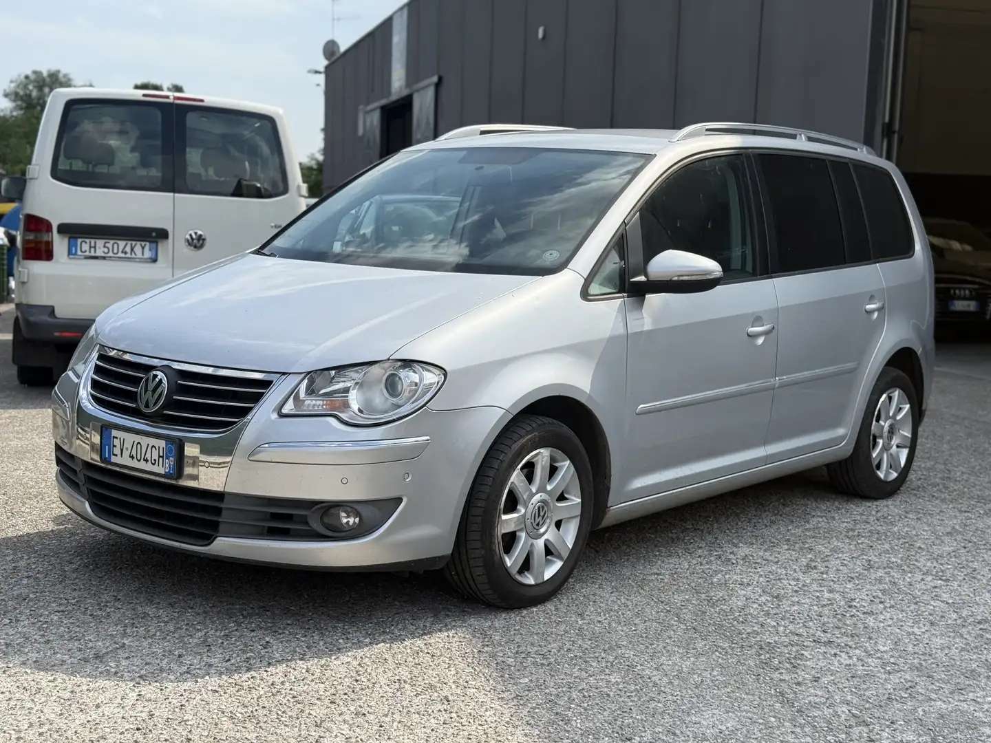 Volkswagen Touran 2.0 tdi Highline Plateado - 2