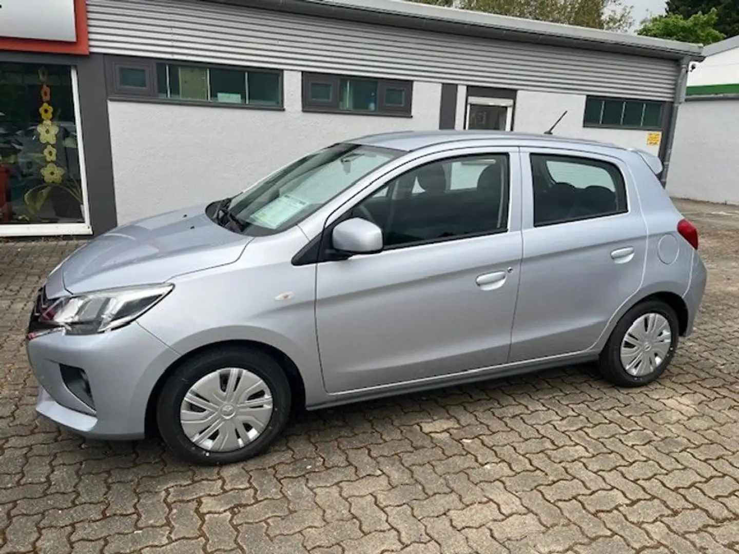 Mitsubishi Space Star Select 1.2 MIVEC 5-Gang Stříbrná - 2