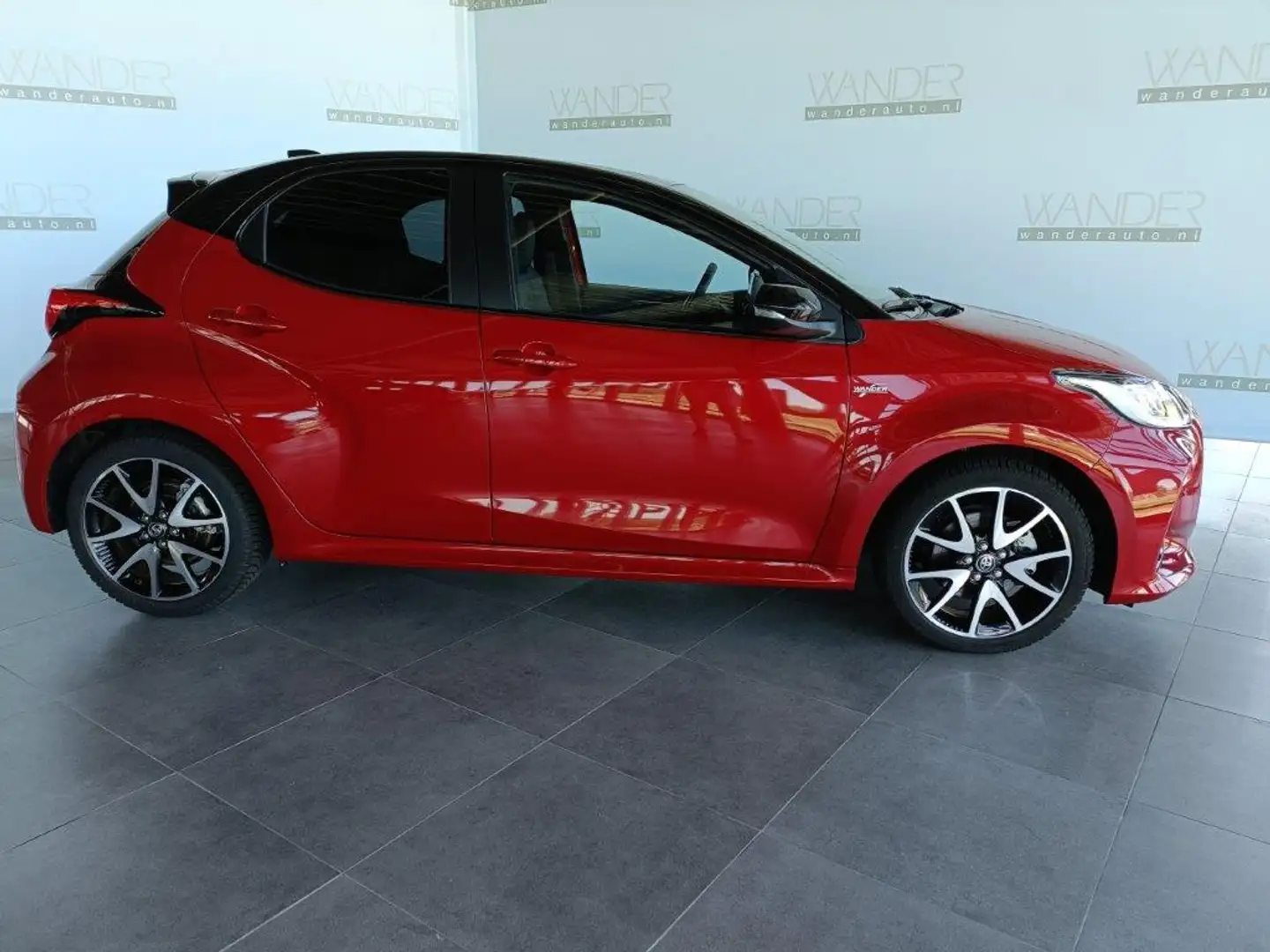 Toyota Yaris 1.5 Hybrid VVT-i Style *Cruise*Carplay*Camera* Rood - 2