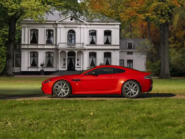 Aston Martin Vantage V8 4.7 V8 | Lions Red | Manual