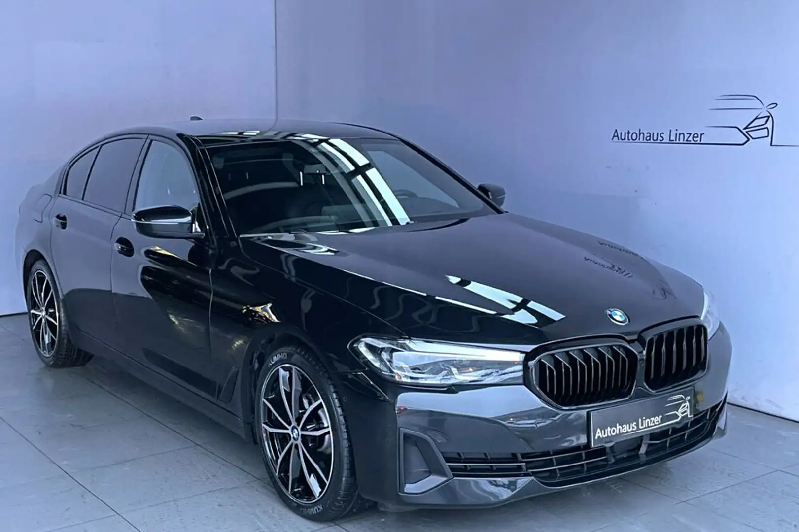 BMW 520 d LCI *LED*ACC*HuD*KeyGo*MEMO*AmbienteB*DAB*19'' Noir - 1