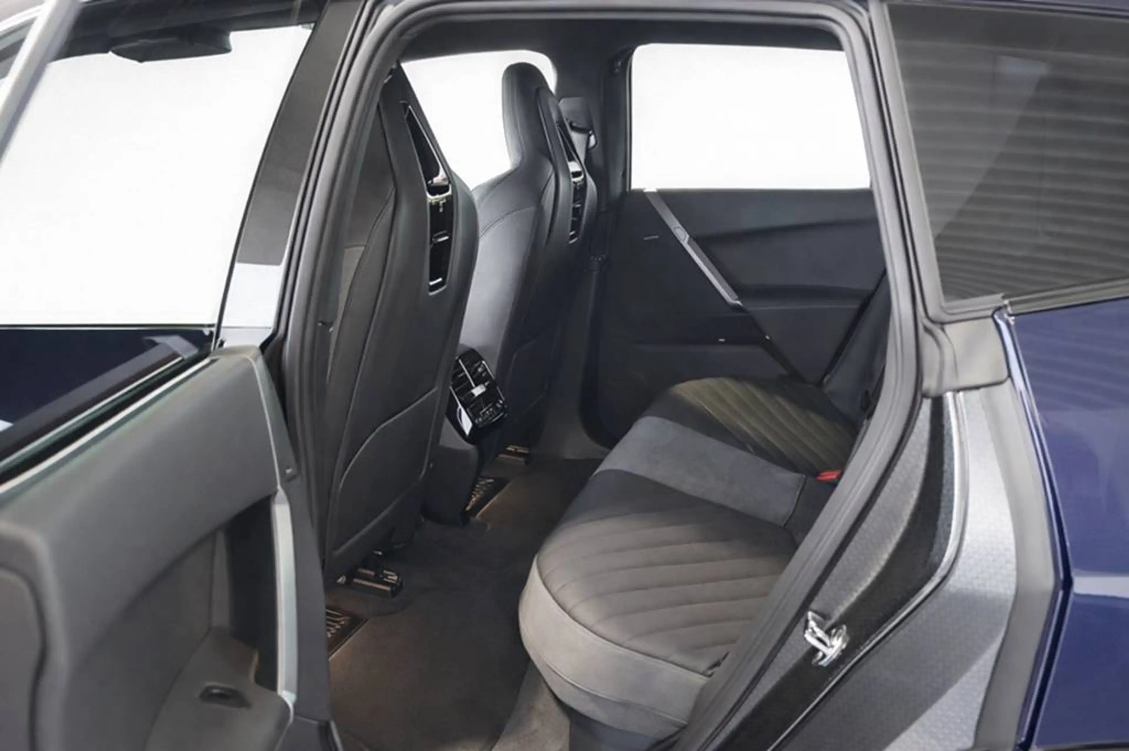 BMW iX xDrive45 M-Sport Pro Facelift — photo 7