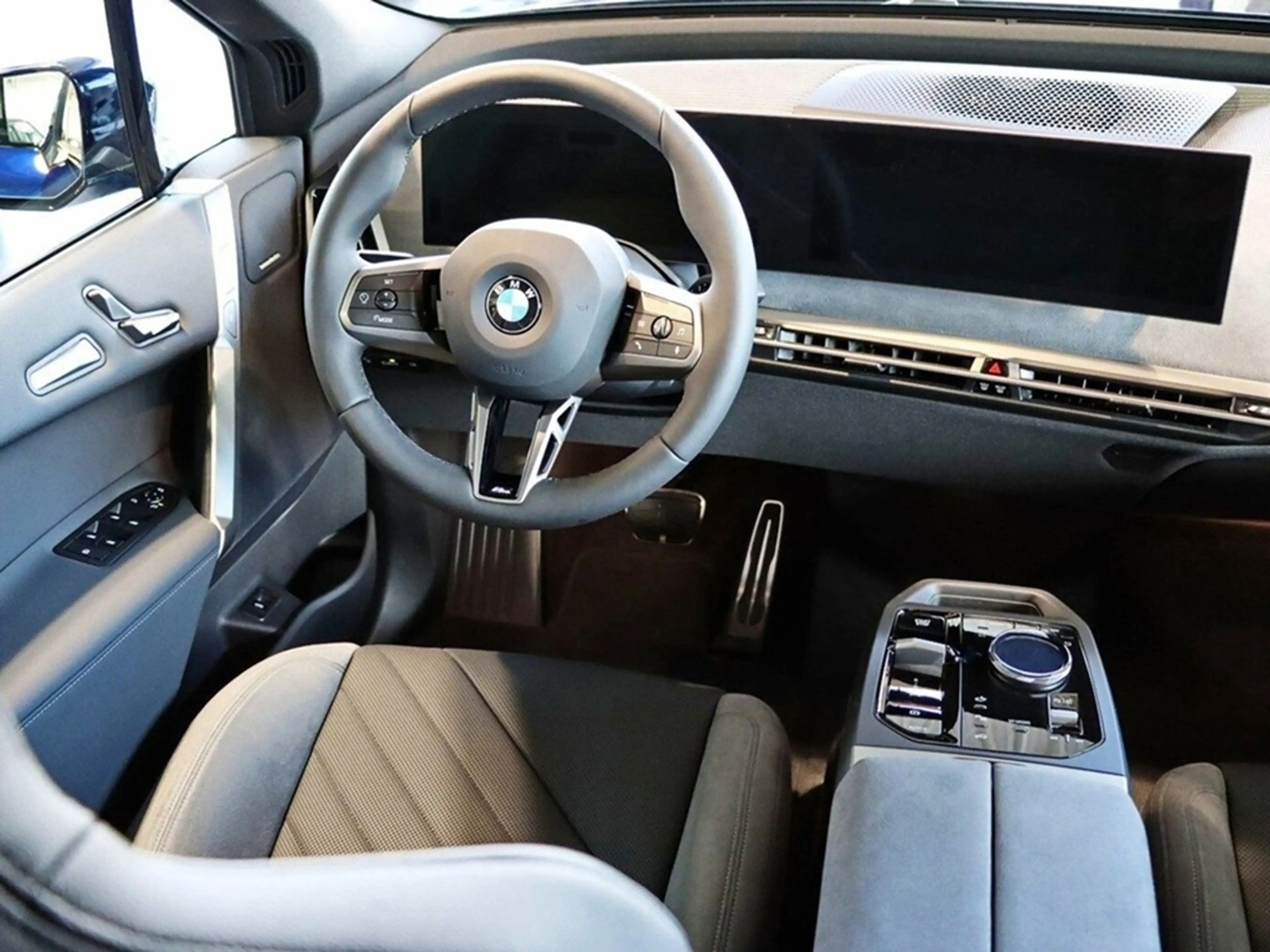 BMW iX xDrive45 M-Sport Pro Facelift — photo 6