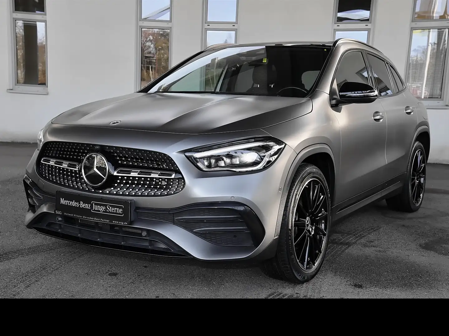 Mercedes-Benz GLA 250 e AHK+PANO+DISTRONIC+MEMORY+CARPLAY+20" Gris - 1