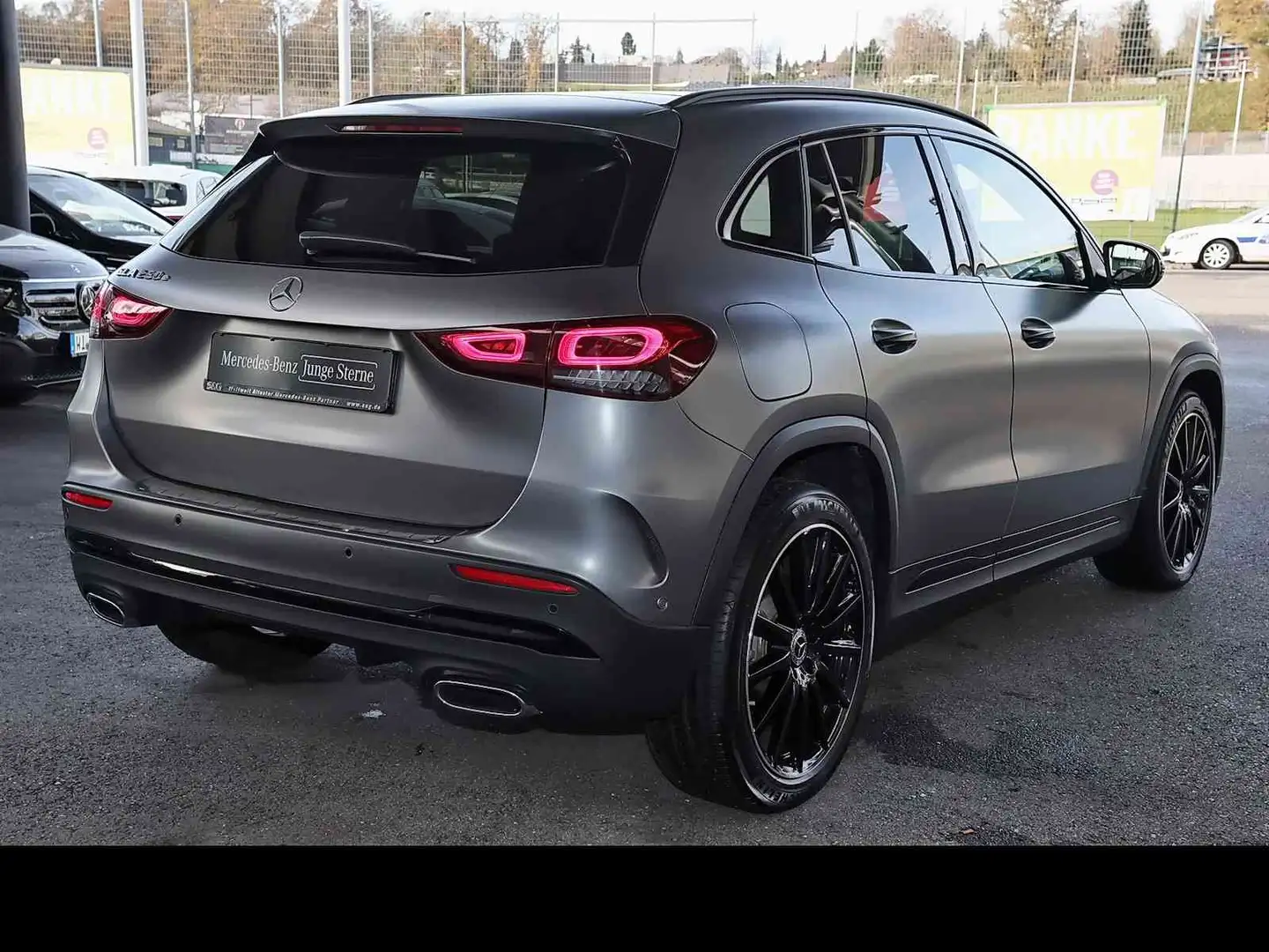 Mercedes-Benz GLA 250 e AHK+PANO+DISTRONIC+MEMORY+CARPLAY+20" Gris - 2
